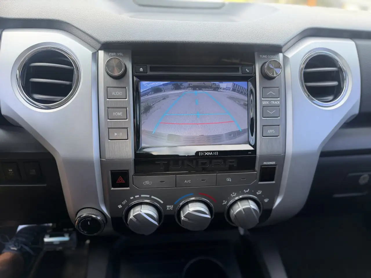 Toyota Tundra снимка Toyota Tundra