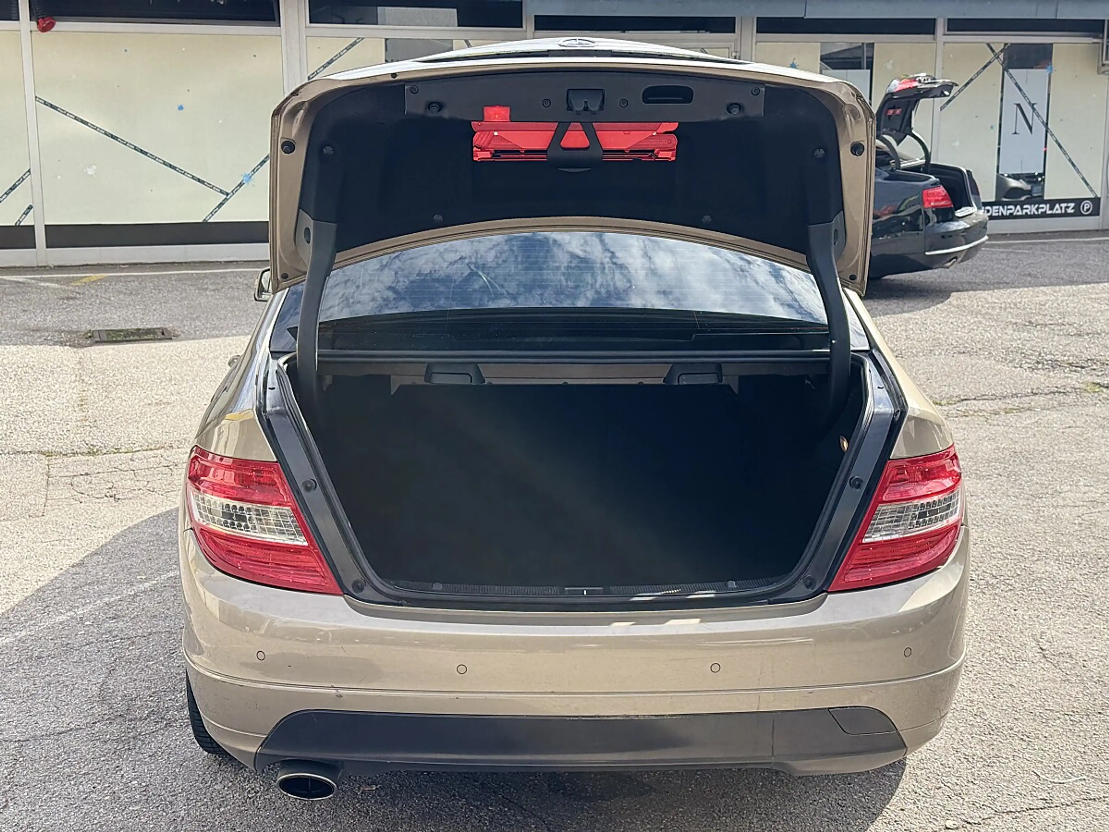 Mercedes-Benz C 180 CGI Classic BlueEfficiency Aut.+TEMPOMAT+Sitzhe... — photo 11