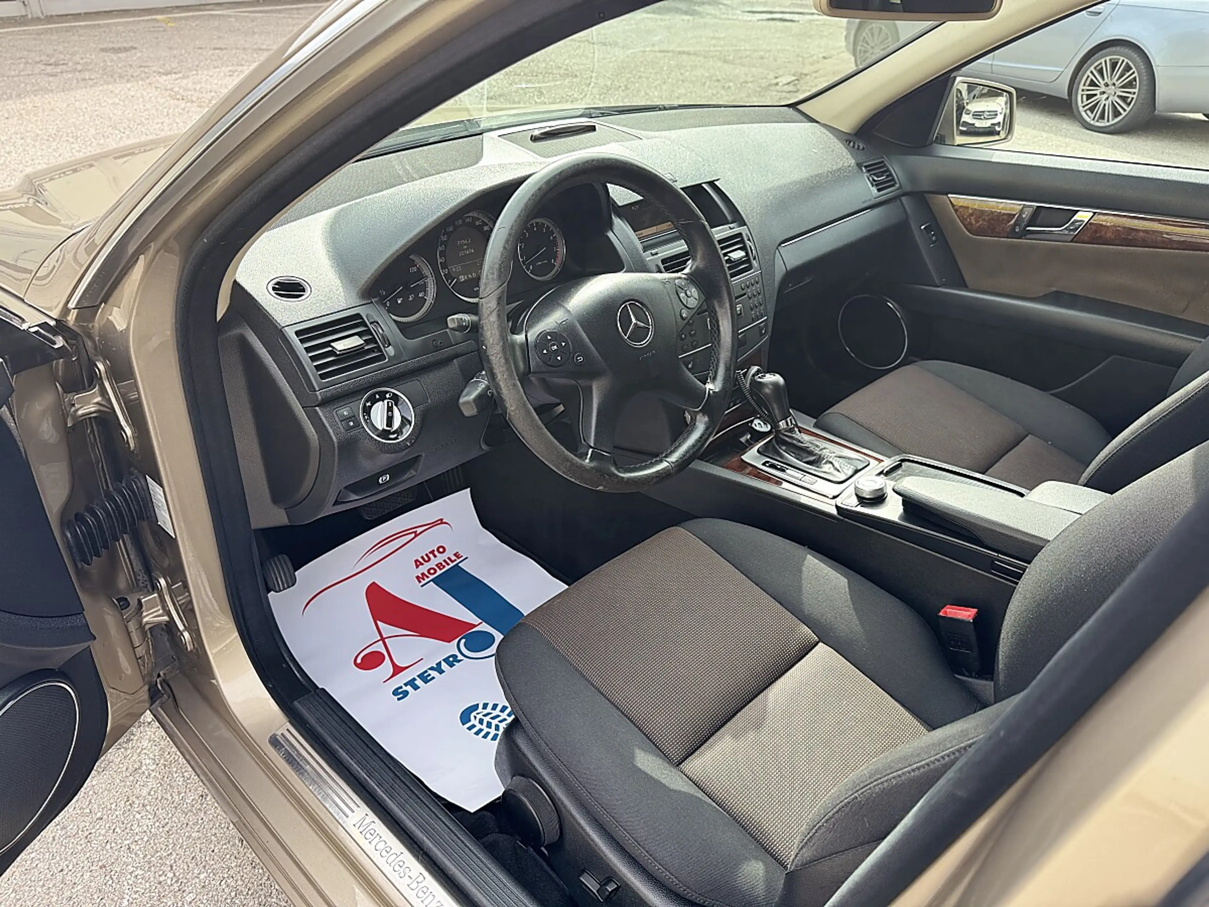 Mercedes-Benz C 180 CGI Classic BlueEfficiency Aut.+TEMPOMAT+Sitzhe... — photo 14