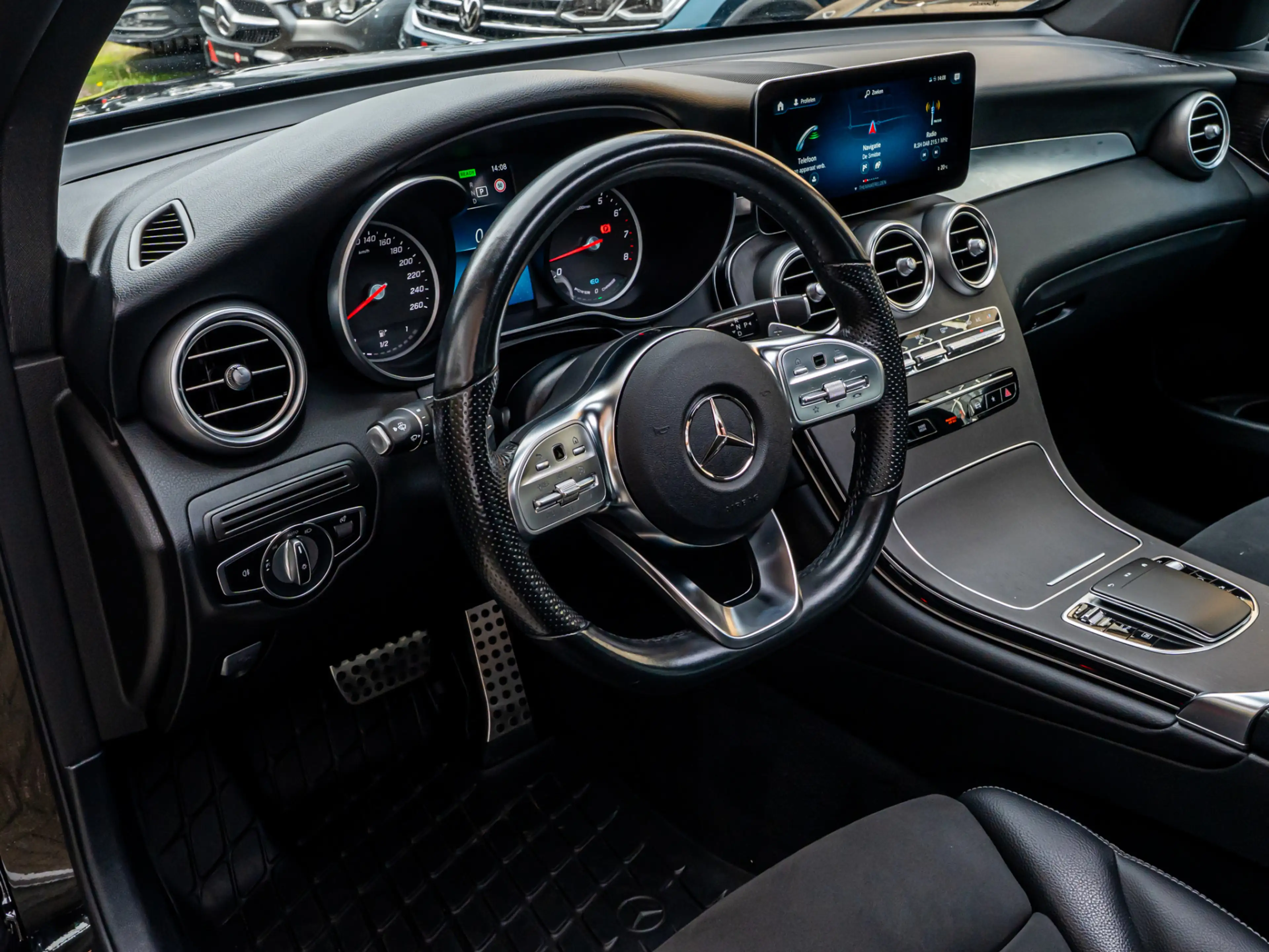 Mercedes-Benz GLC 300 300e 4MATIC Premium AMG PANO 20 INCH CAMERA MEMORY — photo 36