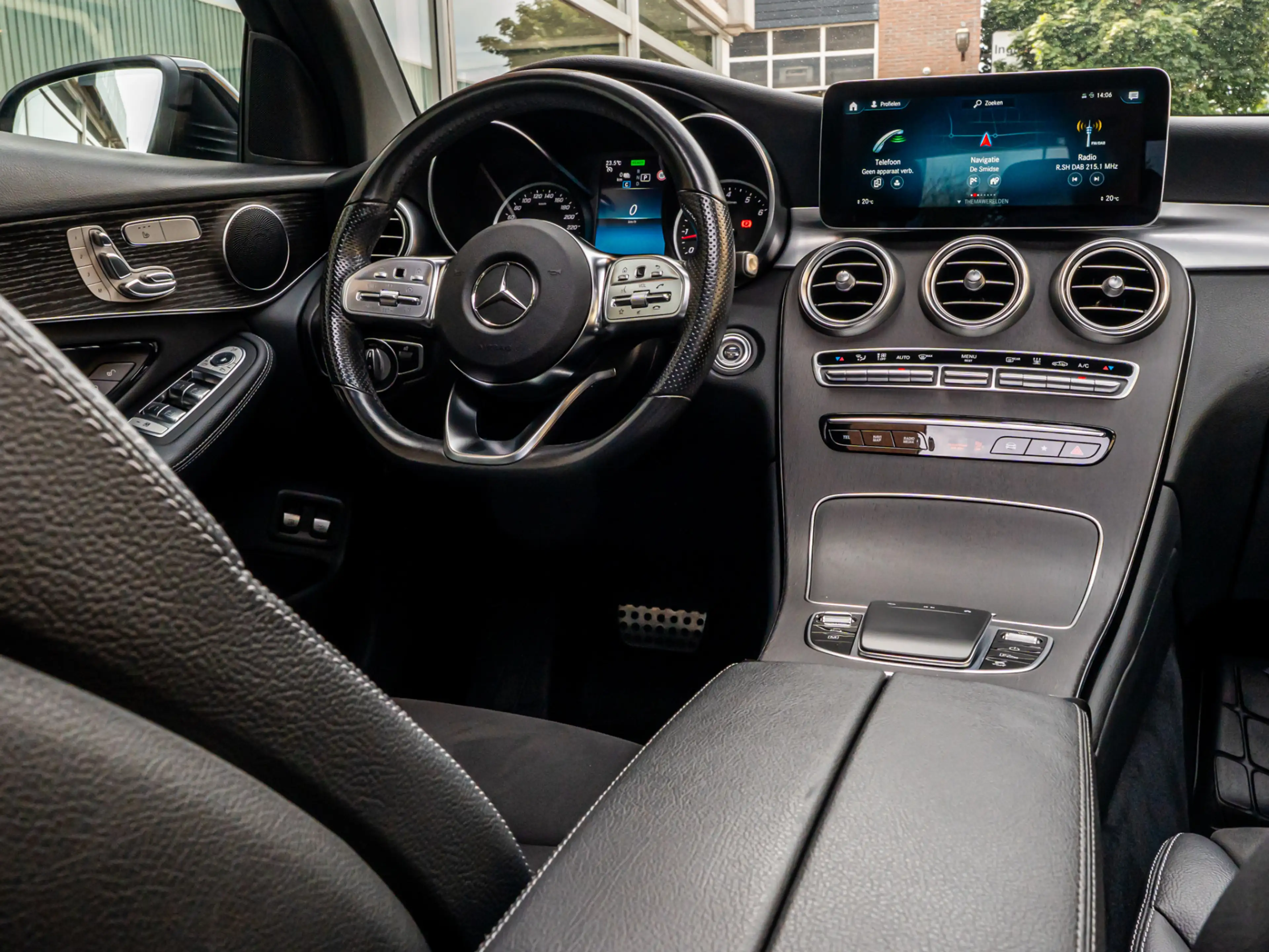 Mercedes-Benz GLC 300 300e 4MATIC Premium AMG PANO 20 INCH CAMERA MEMORY — photo 29