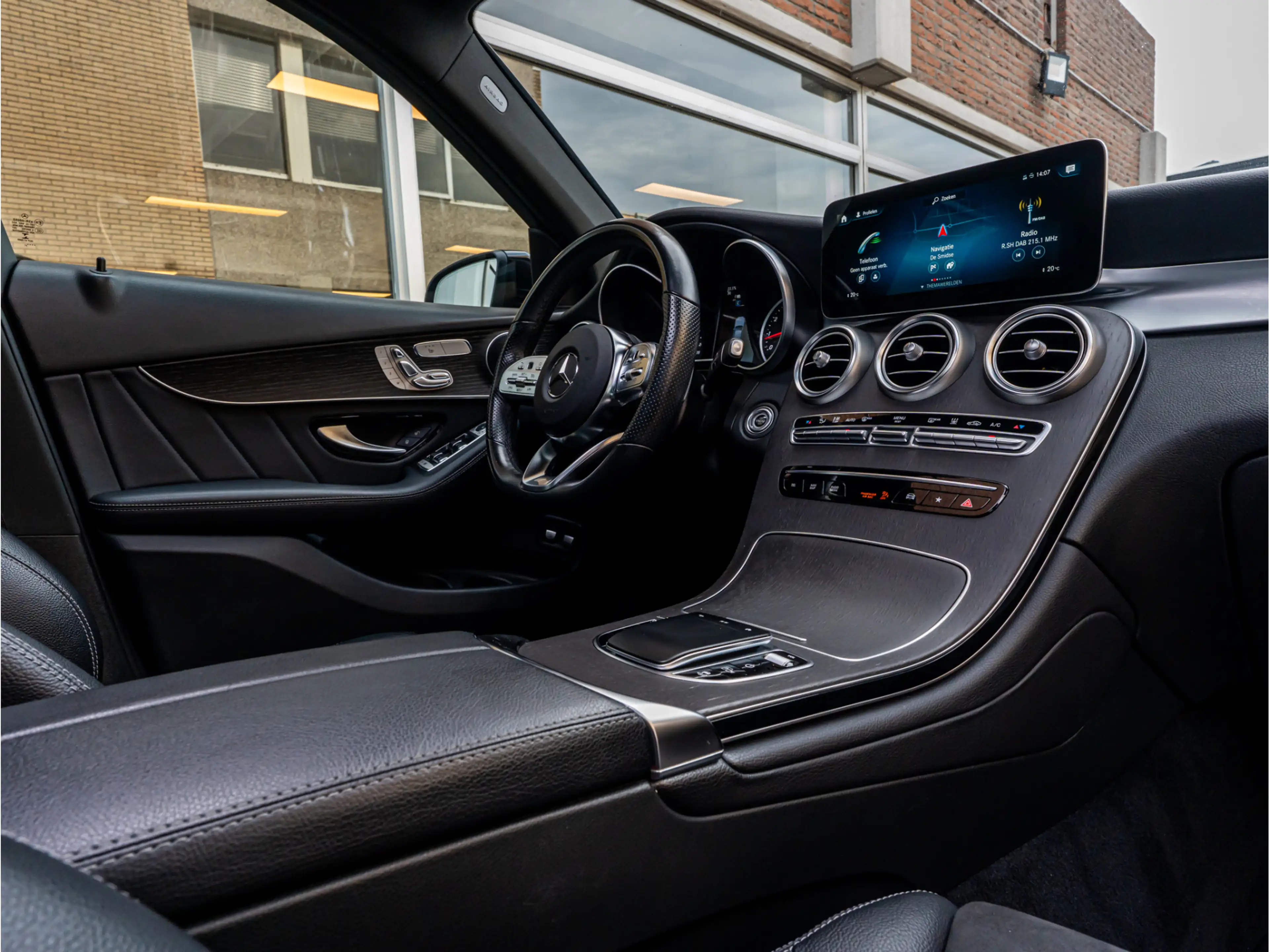 Mercedes-Benz GLC 300 300e 4MATIC Premium AMG PANO 20 INCH CAMERA MEMORY — photo 22