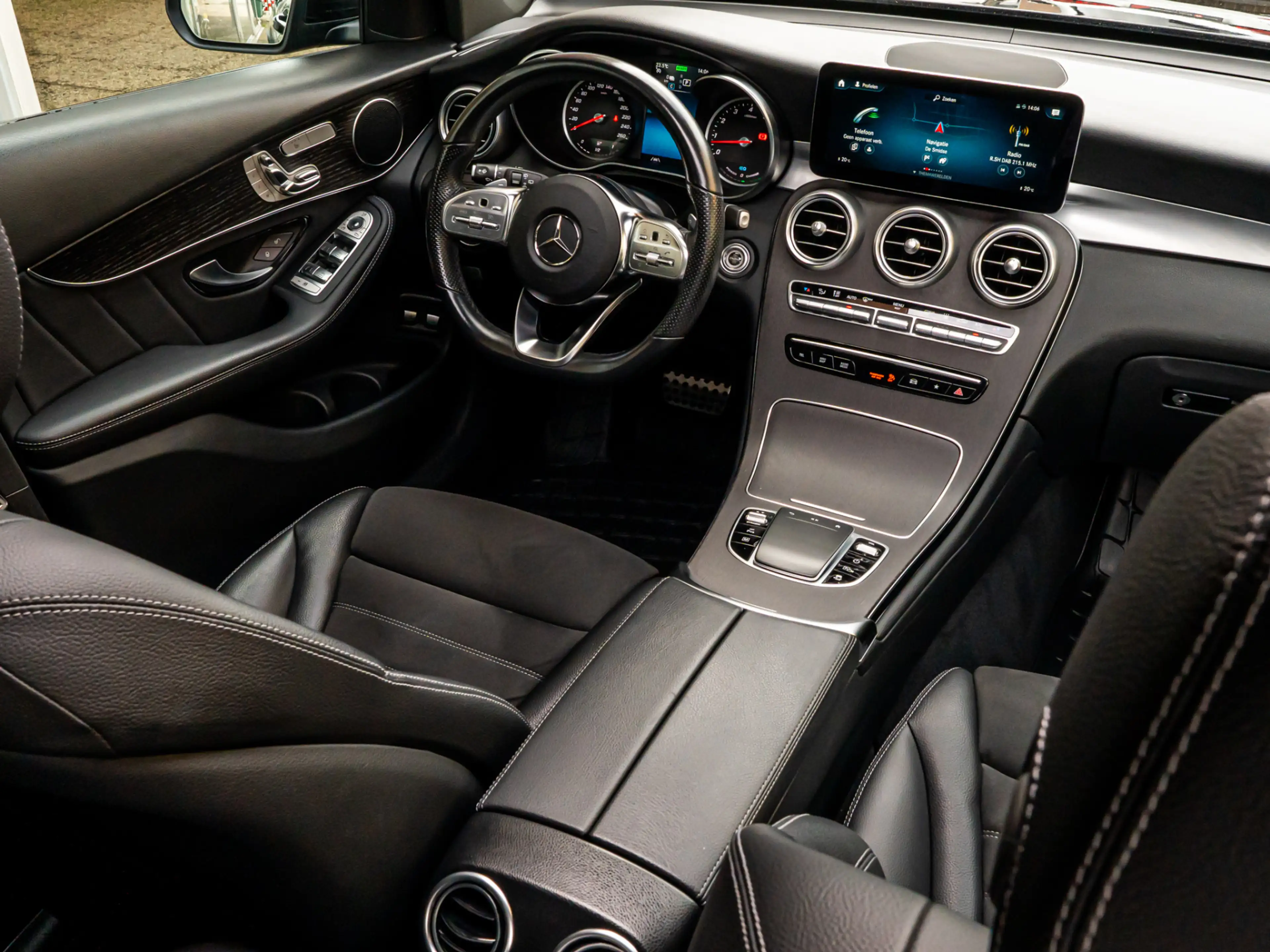Mercedes-Benz GLC 300 300e 4MATIC Premium AMG PANO 20 INCH CAMERA MEMORY — photo 2
