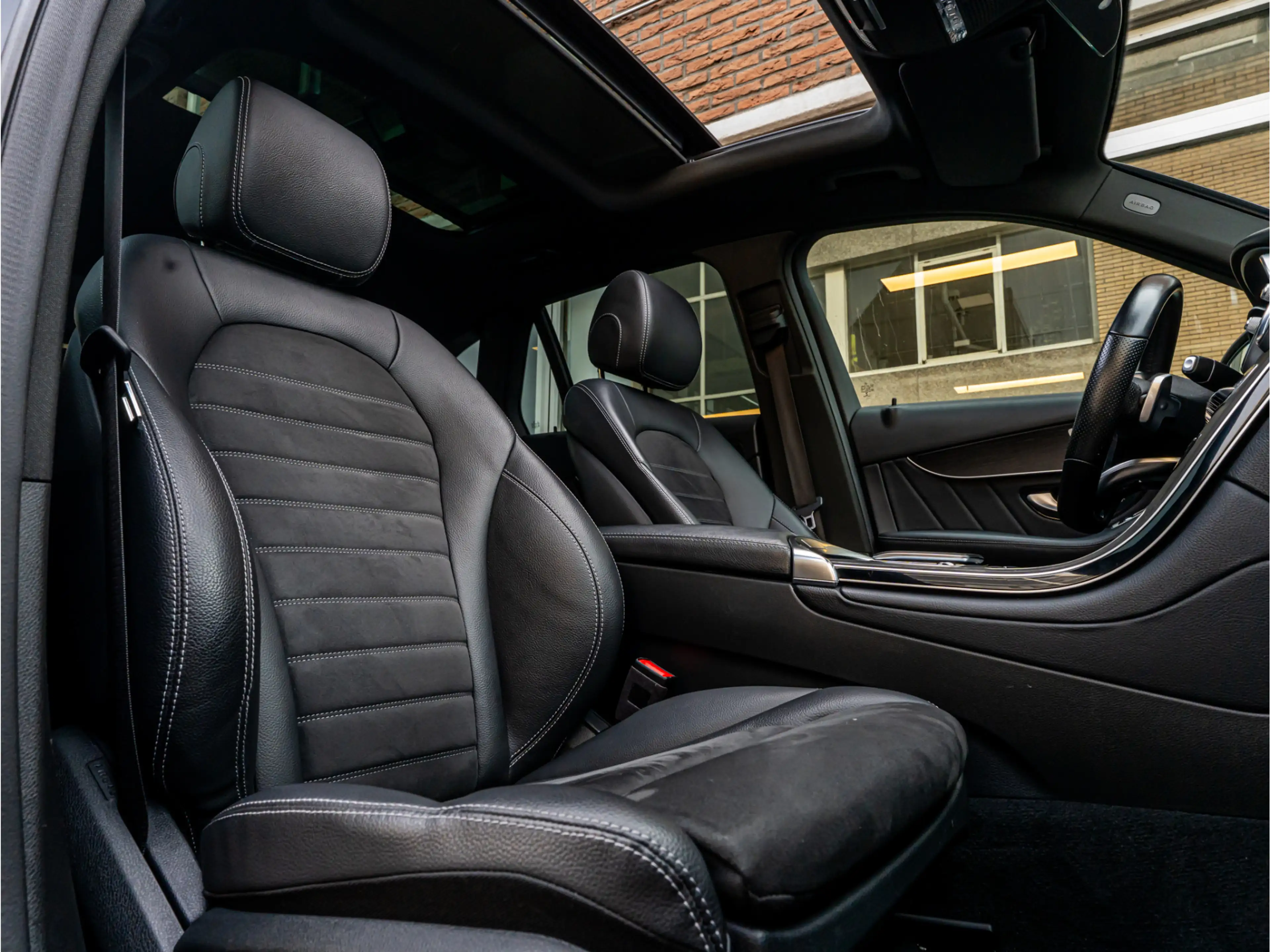 Mercedes-Benz GLC 300 300e 4MATIC Premium AMG PANO 20 INCH CAMERA MEMORY — photo 4