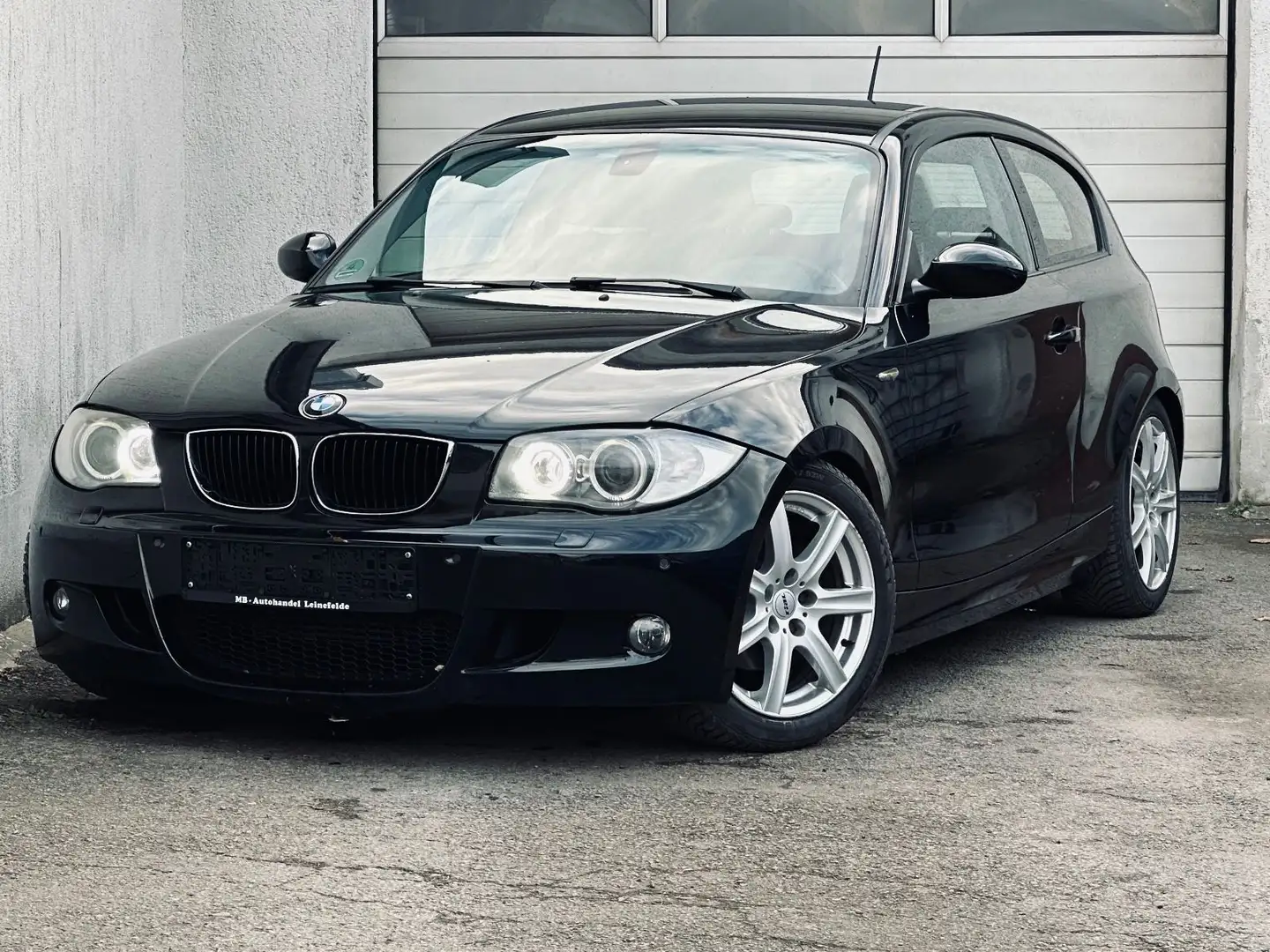 BMW 118 d Autom.*M-PAKET*XENON*SHZ*TEMPO*PDC*SPORT Schwarz - 1