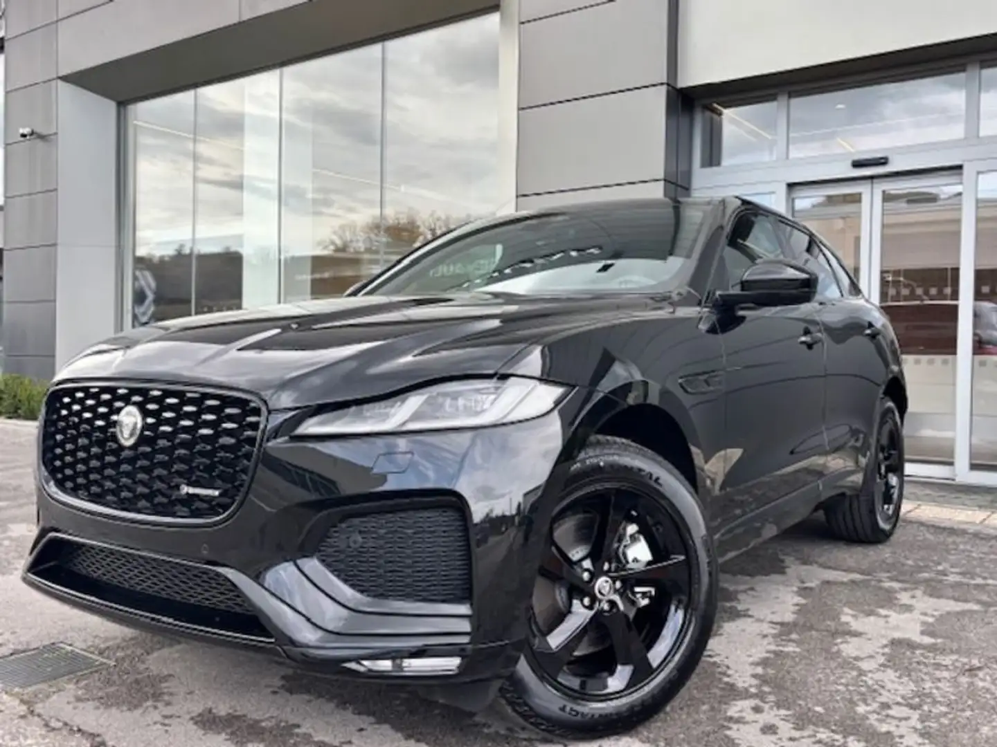Jaguar F-Pace 2.0D 163CV AWD R-Dynamic S Czarny - 1