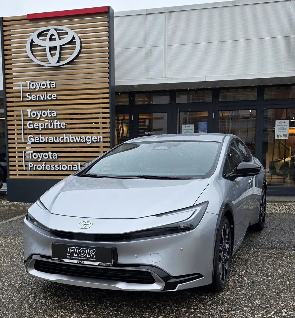 Toyota Prius Plug-in Hybrid Executive Silber - 1