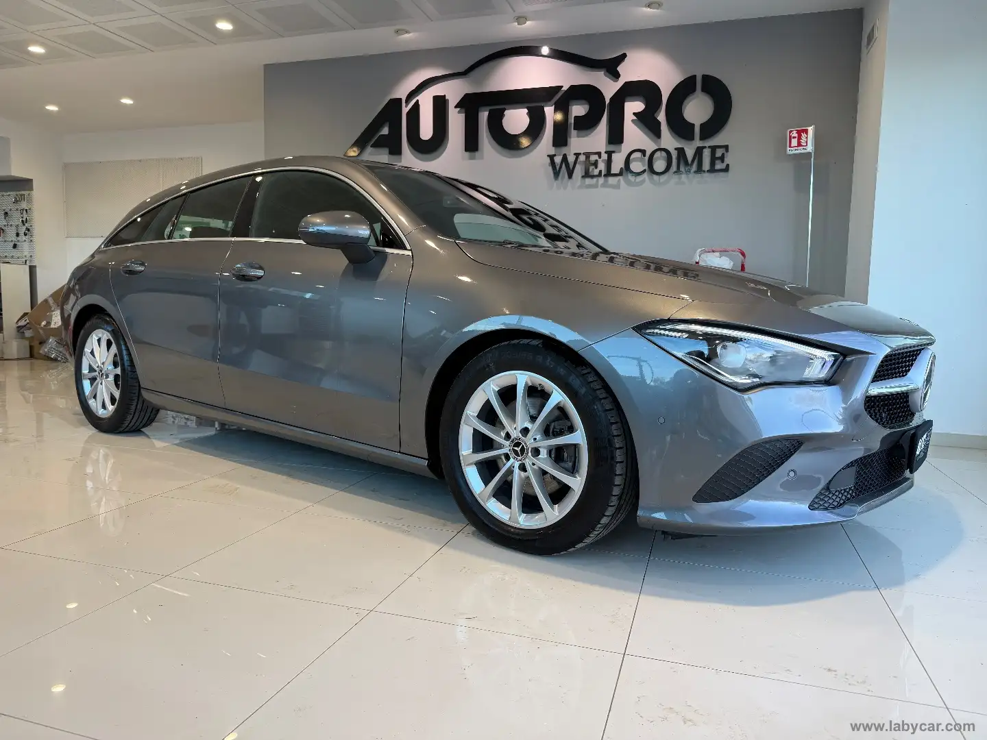 Mercedes-Benz CLA 180 CLA 180 d Aut. Shooting Brake Bus. Extra Gris - 2