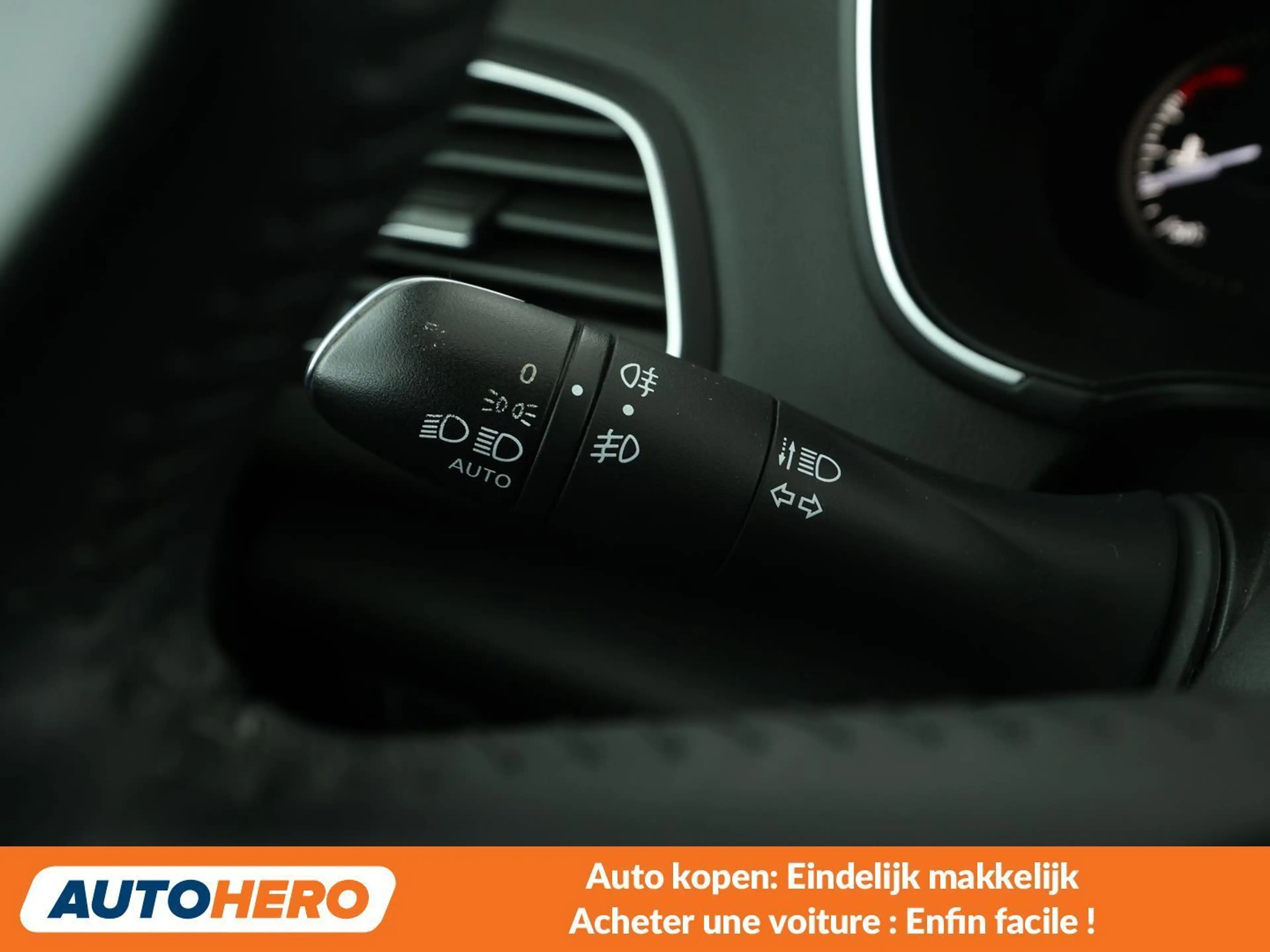 Renault Megane 1.3 TCe Limited — photo 11