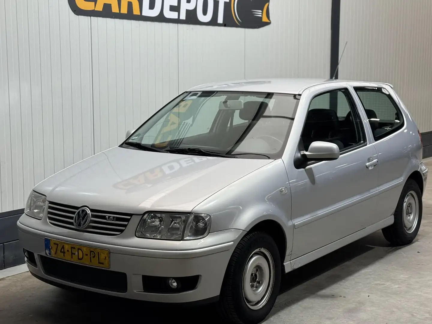 Volkswagen Polo 1.4 Trendline Gris - 1
