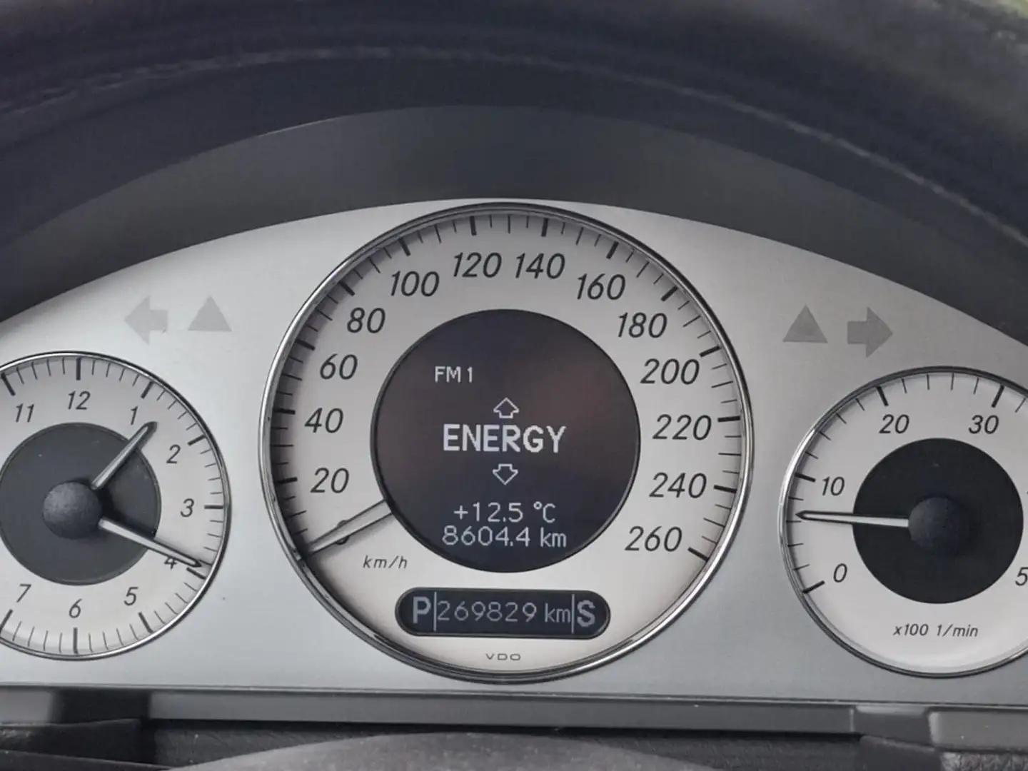 Mercedes-Benz E 280 Limousine Grau - 2