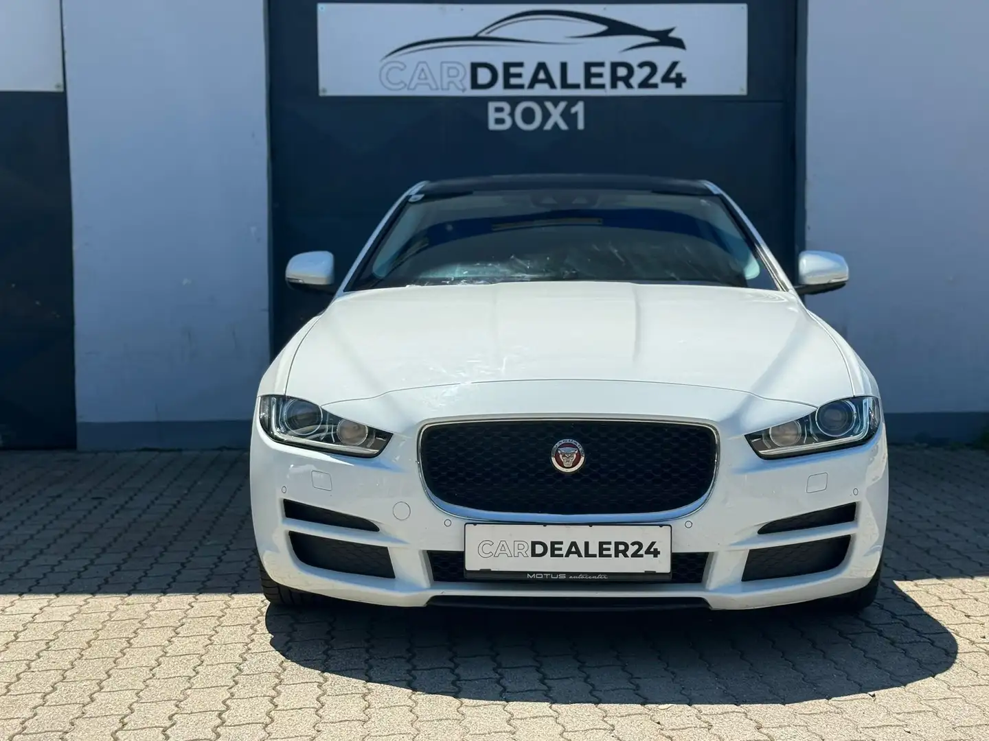Jaguar XE Prestige Weiß - 1