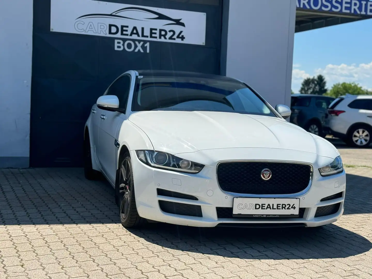 Jaguar XE Prestige Weiß - 2