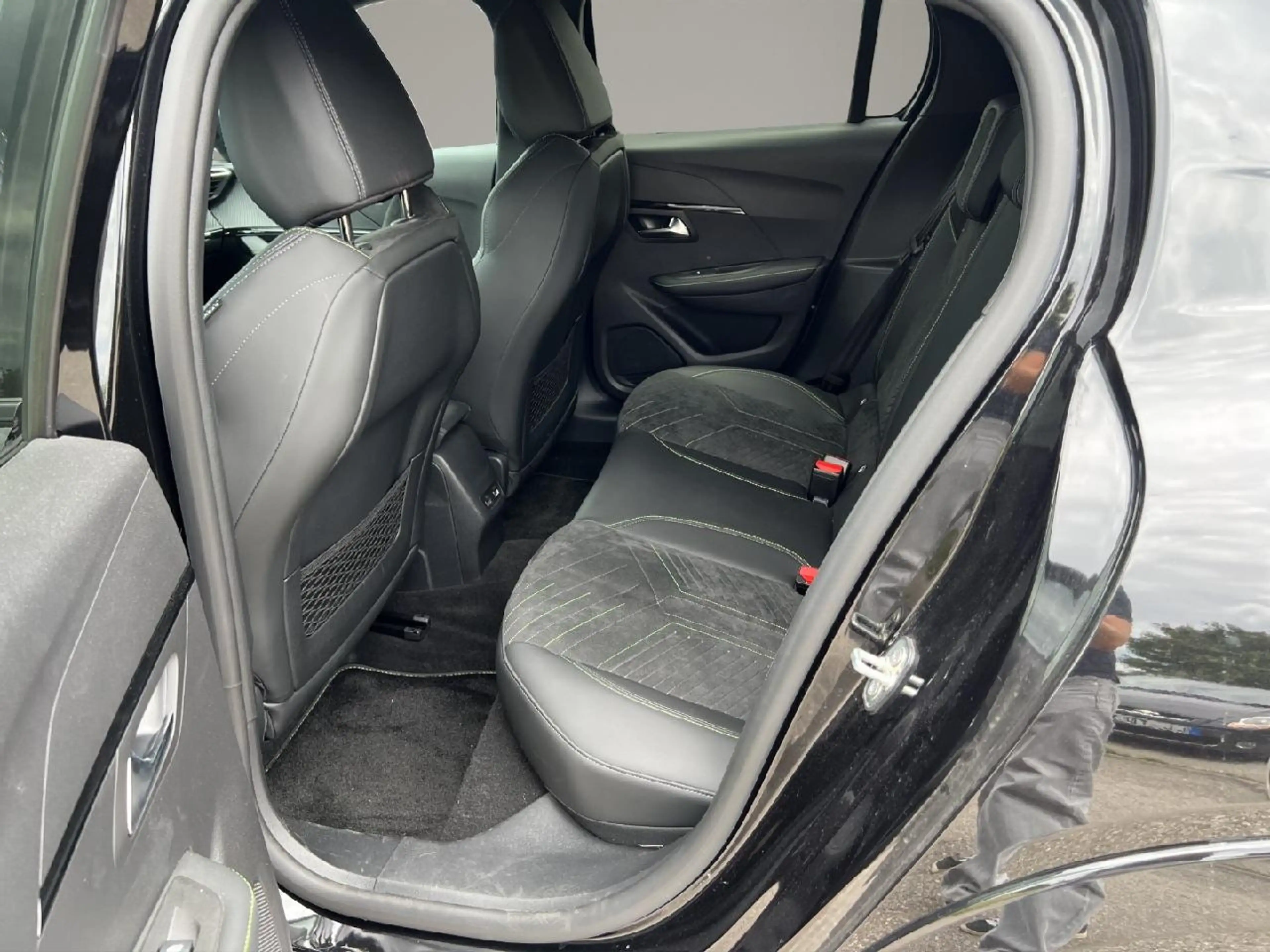 Peugeot e-208 e- GT — photo 13