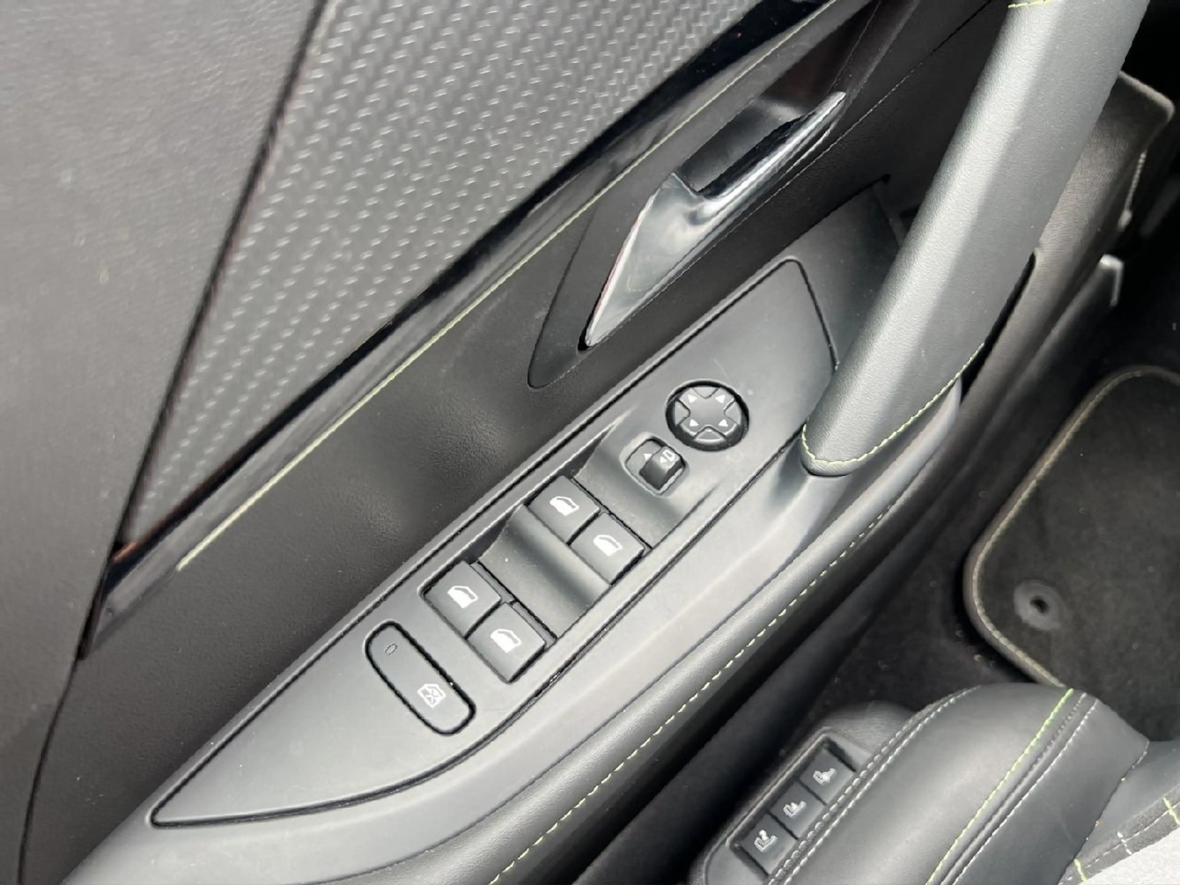 Peugeot e-208 e- GT — photo 12