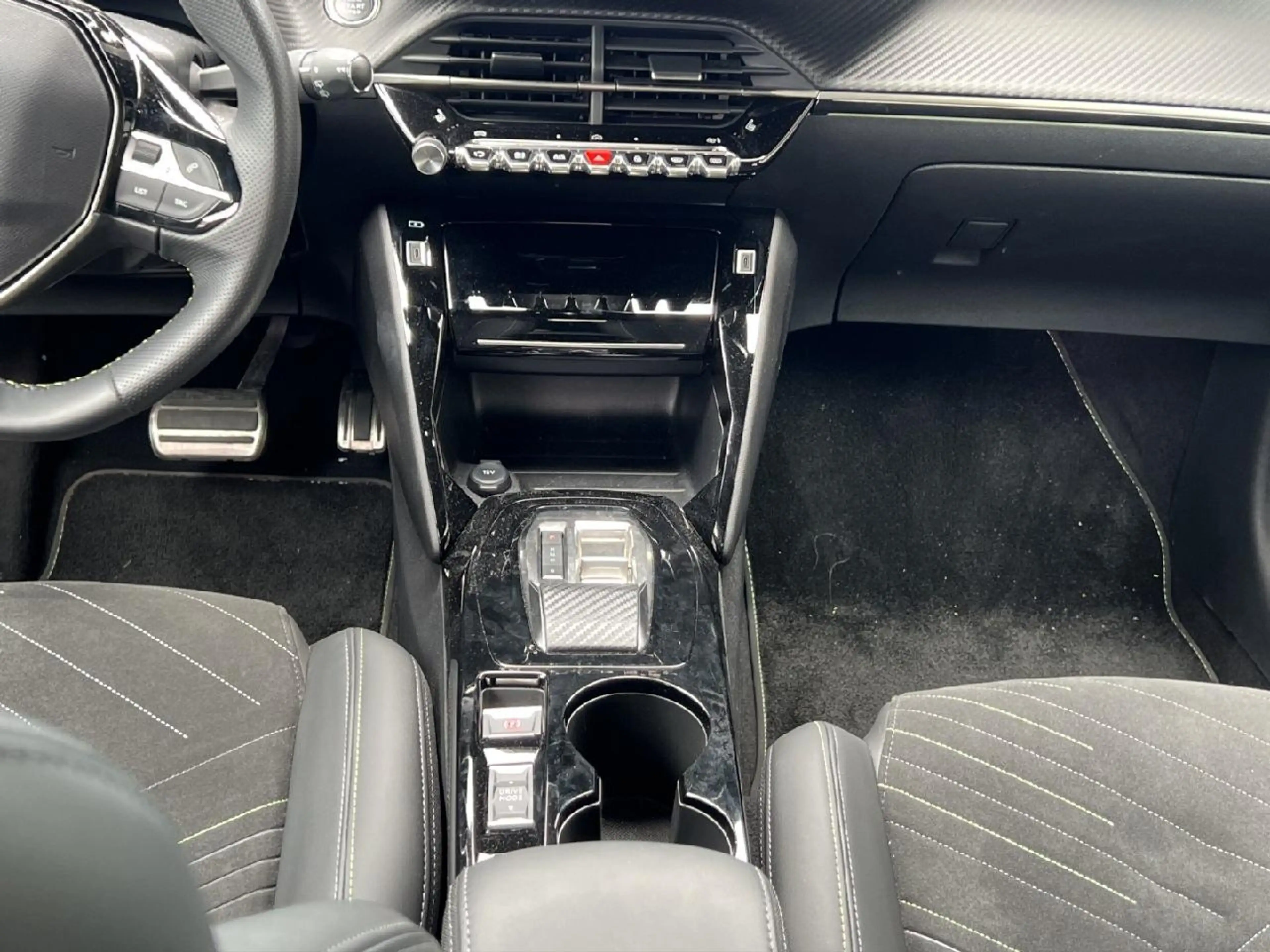 Peugeot e-208 e- GT — photo 15
