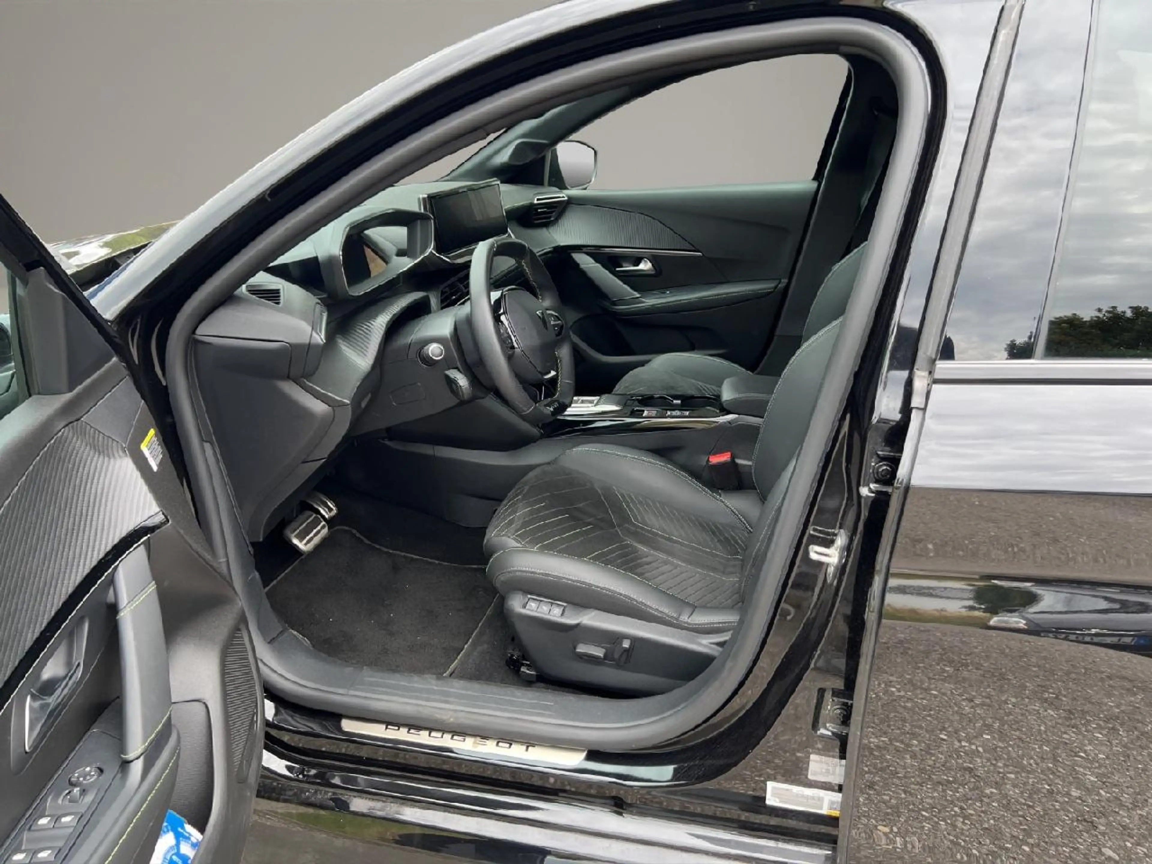 Peugeot e-208 e- GT — photo 9
