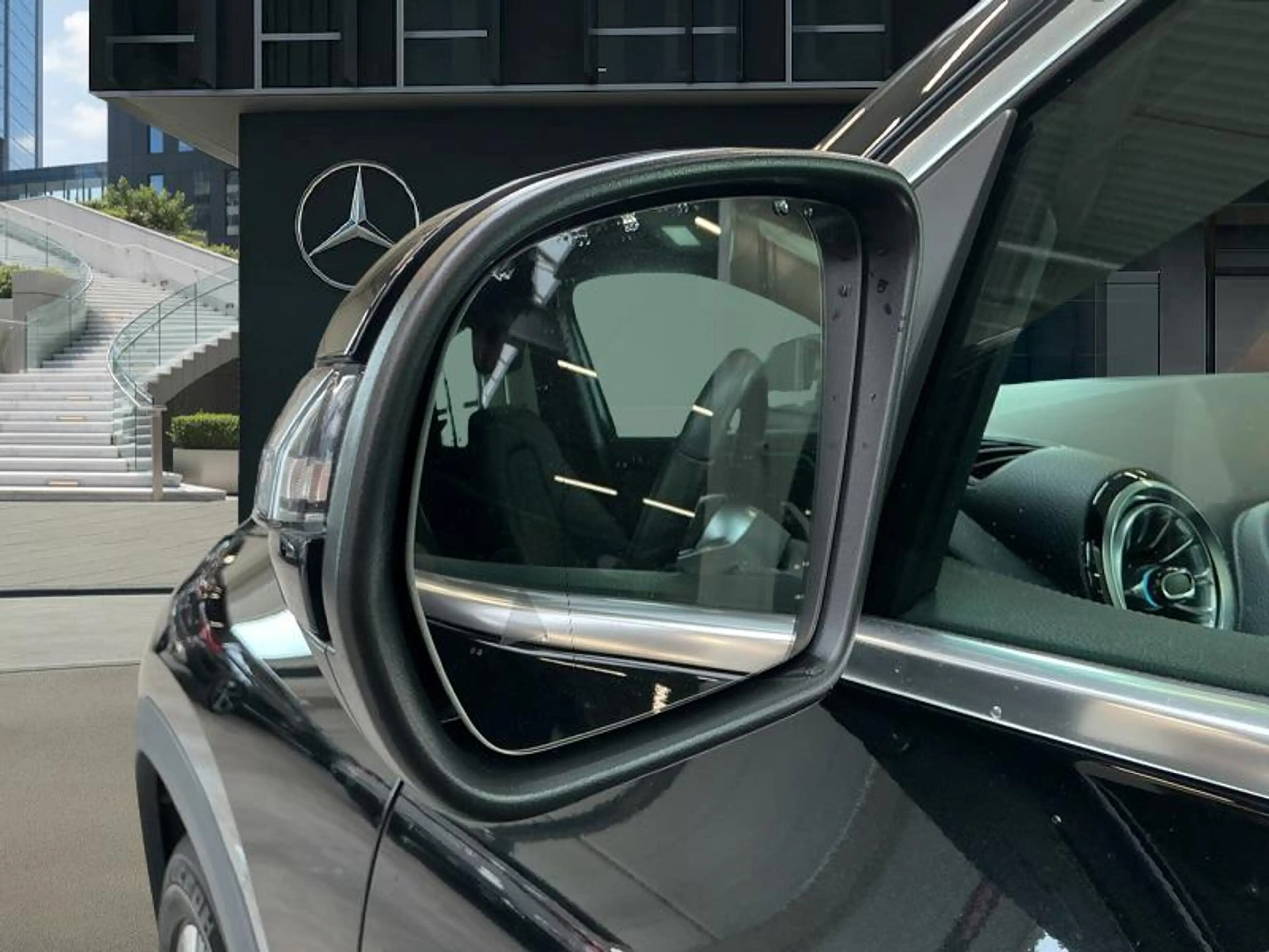 Mercedes-Benz EQA 300 4MATIC Luxury Line — photo 10