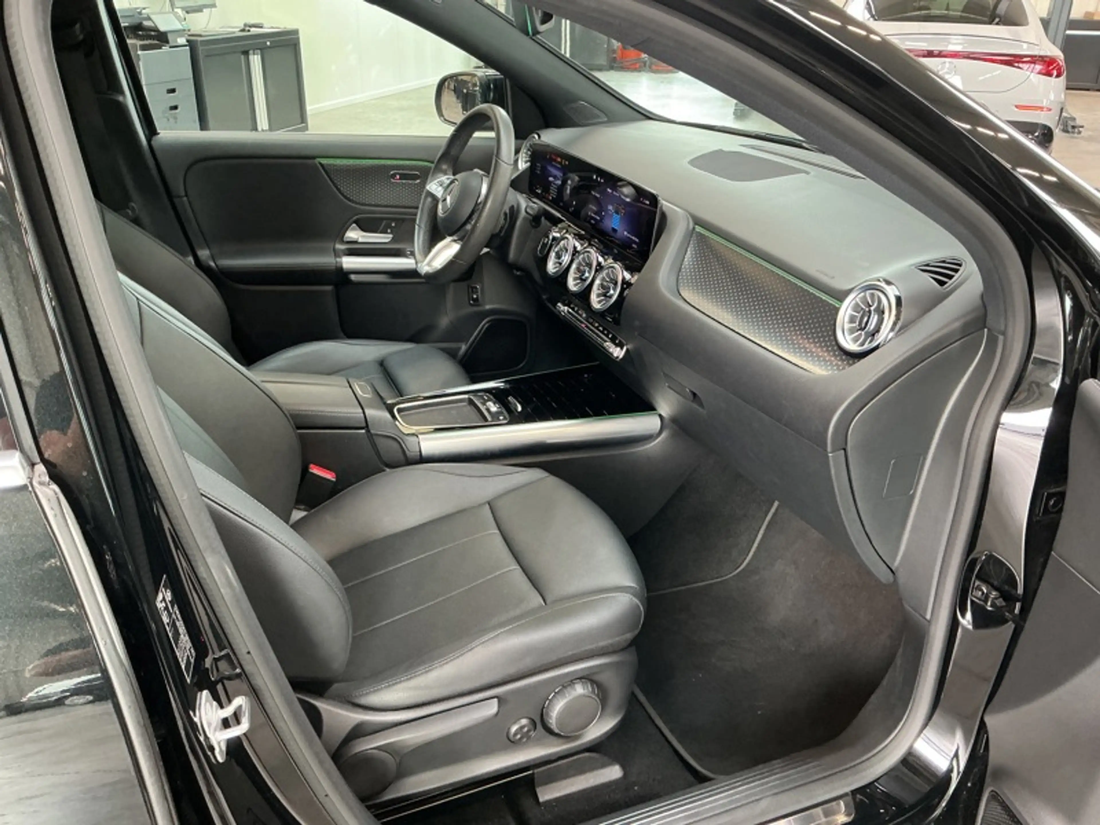Mercedes-Benz EQA 300 4MATIC Luxury Line — photo 14
