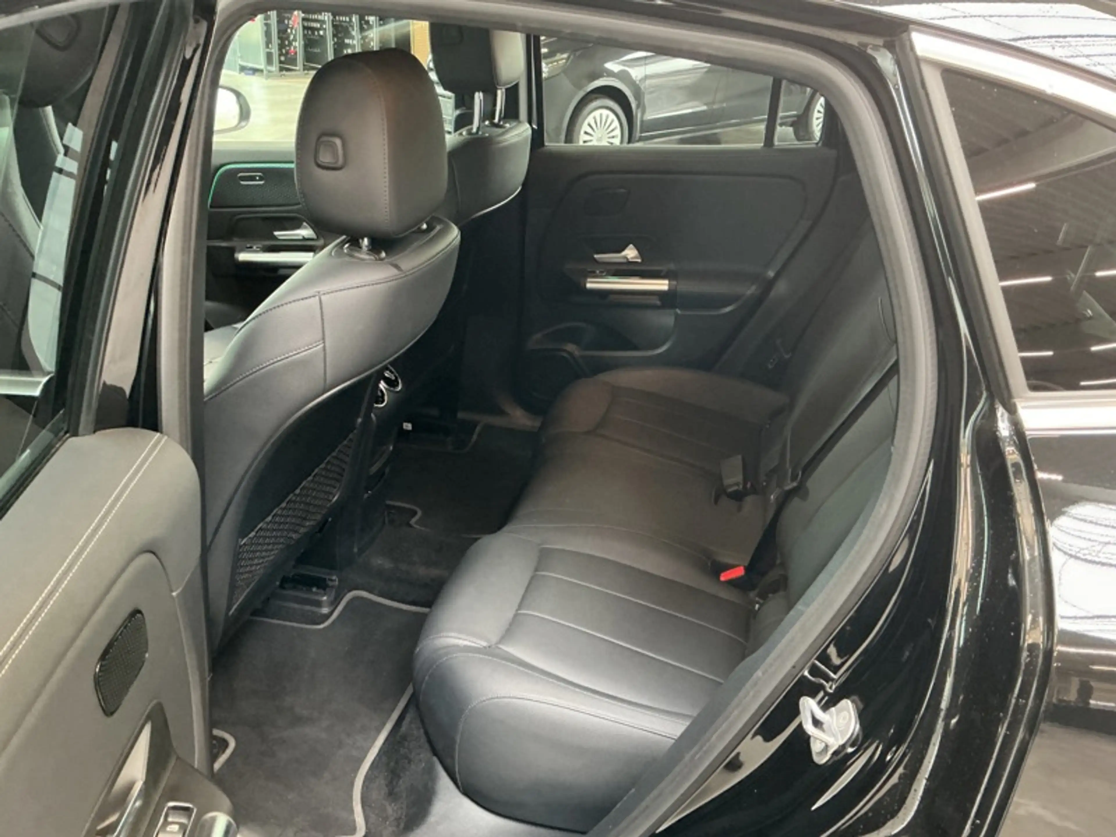 Mercedes-Benz EQA 300 4MATIC Luxury Line — photo 15
