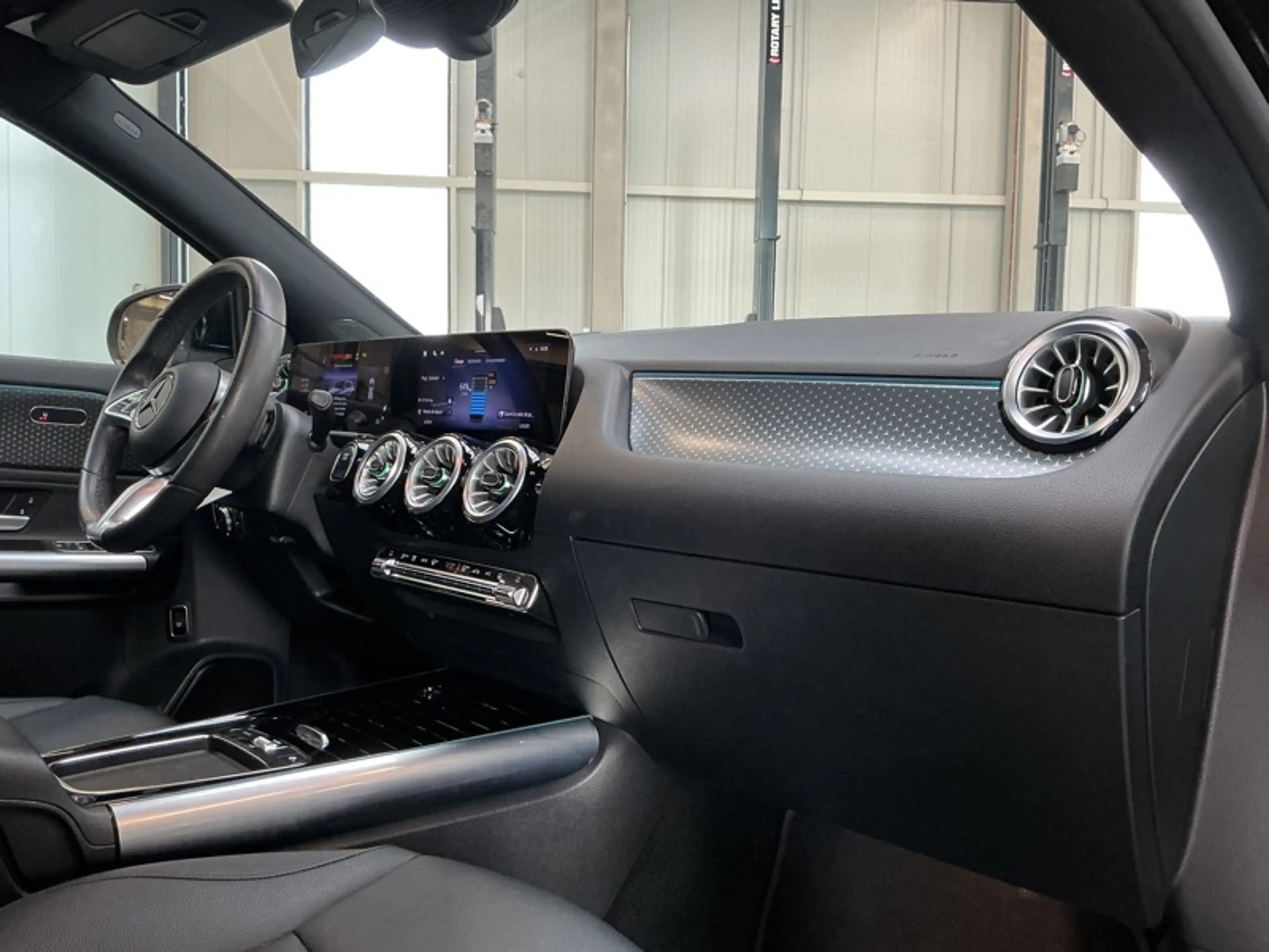 Mercedes-Benz EQA 300 4MATIC Luxury Line — photo 13