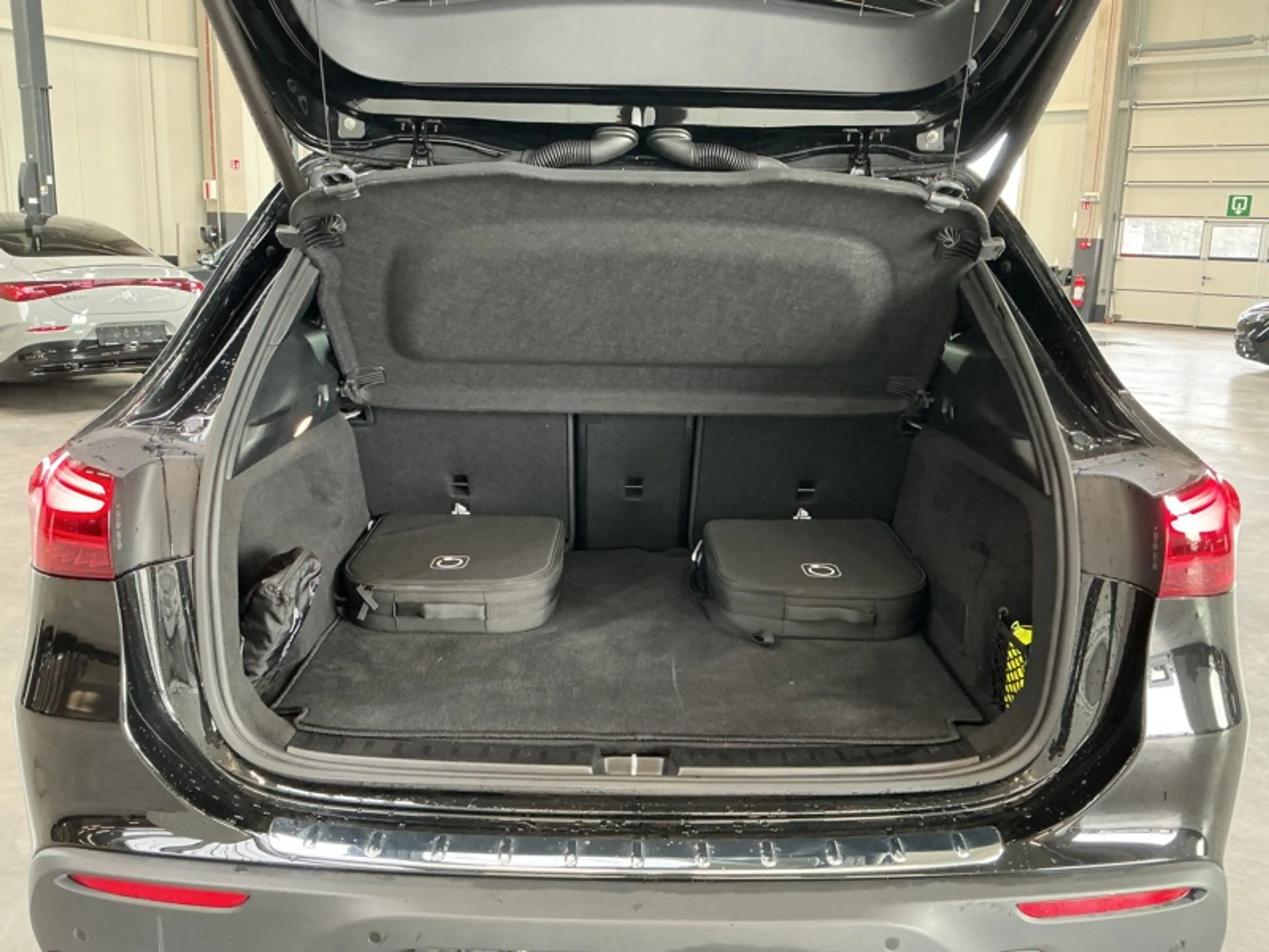 Mercedes-Benz EQA 300 4MATIC Luxury Line — photo 11