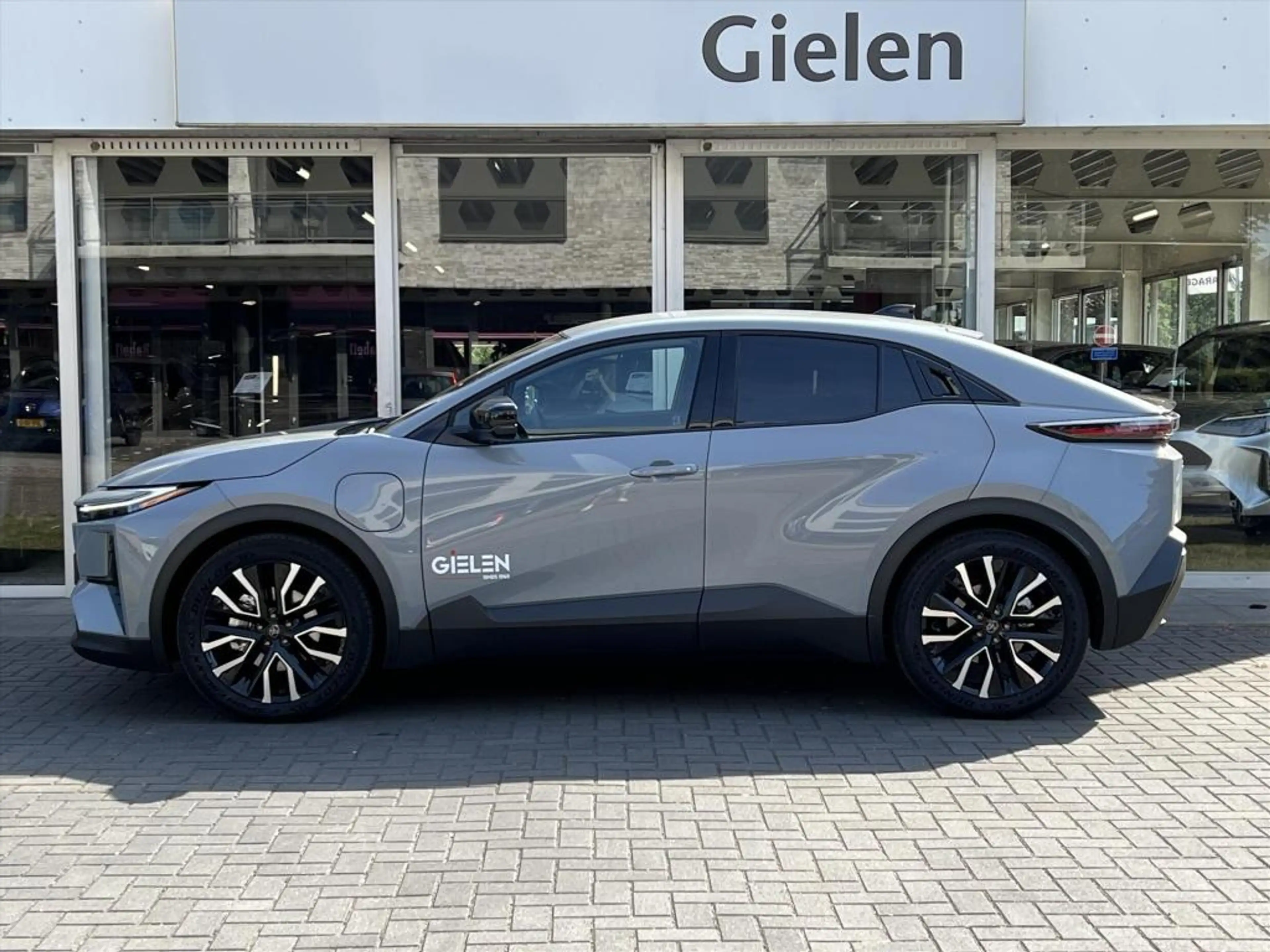 Toyota C-HR+ 77 kWh First Edition | 20 inch velgen, Elektrische — photo 2