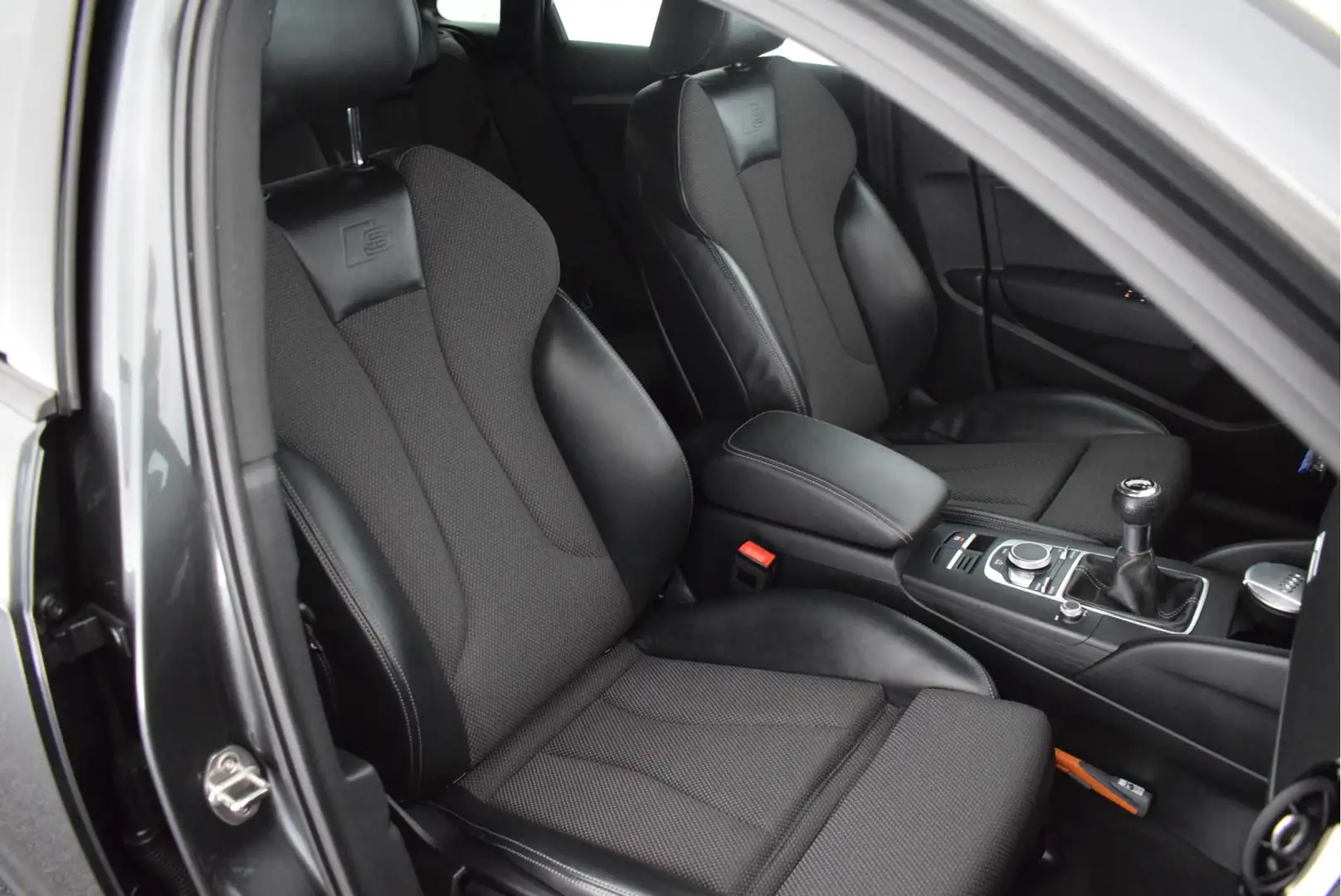Audi A3 Sportback 1.0 TFSI 116pk H6 2x S-Line Navigatie Le Grijs - 2