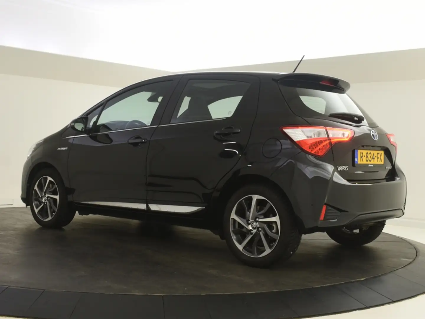 Toyota Yaris 1.5 Hybrid Premium | Panoramadak | Navigaitie | Pa Zwart - 2