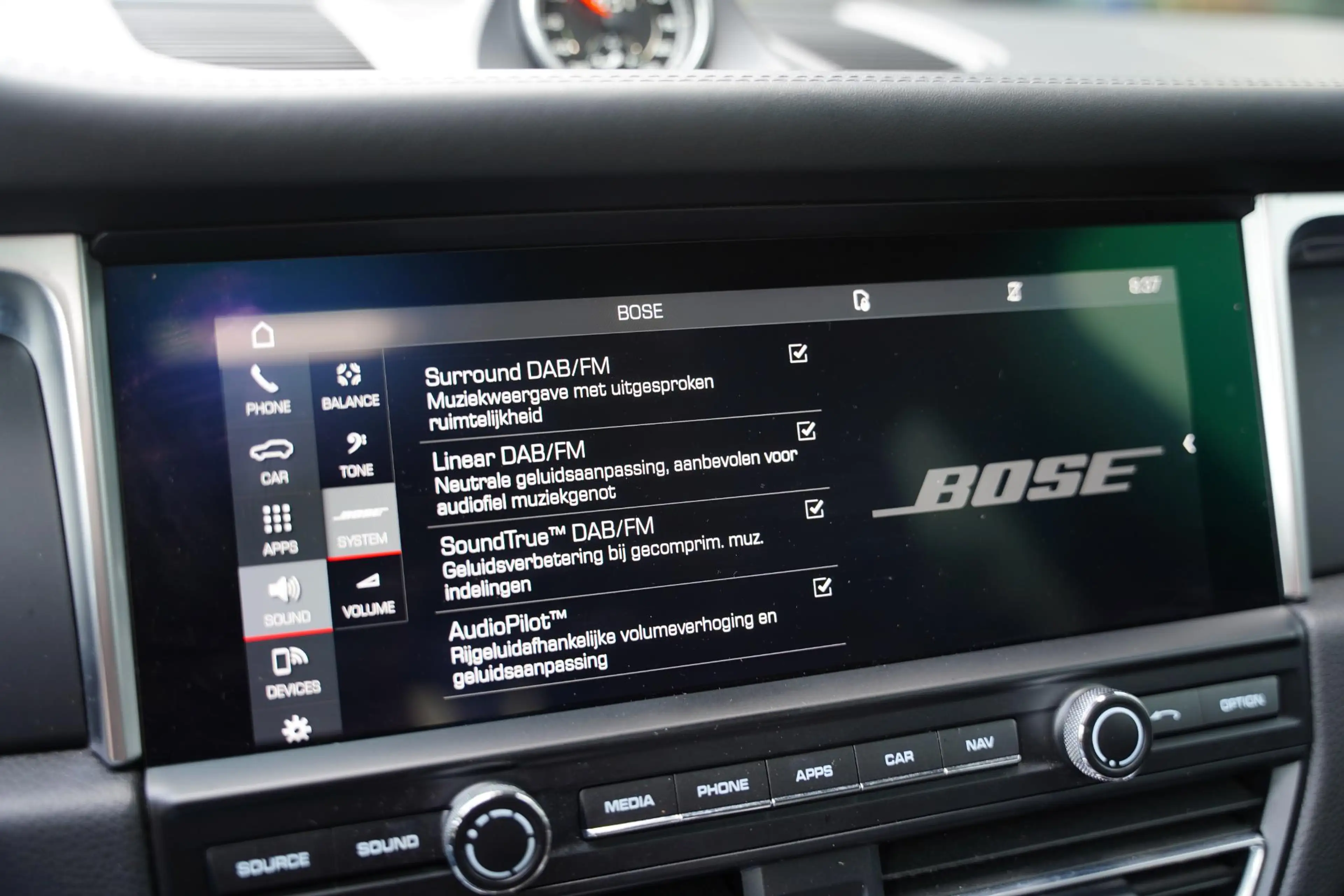 Porsche Macan 2.0 / Luchtvering / Panoramadak — photo 13