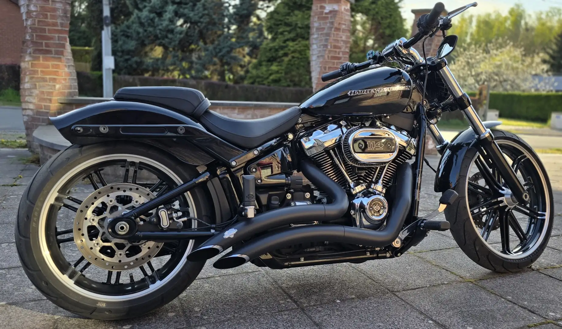 Harley-Davidson Breakout Zwart - 1