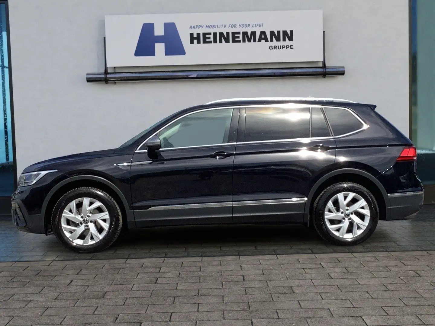 Volkswagen Tiguan Allspace 1.5 TSI DSG Life 7-Sitzer AHK Zwart - 2