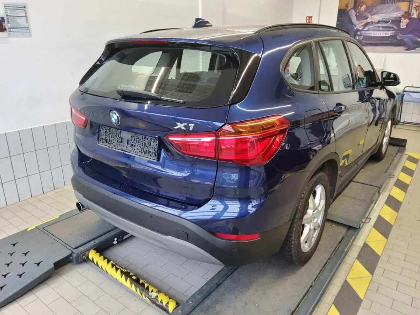 BMW X1 18d A xDr. +NAVI+SHZ+MFL+PDC+BT+ALU+HIFI-HK+ Blau - 2
