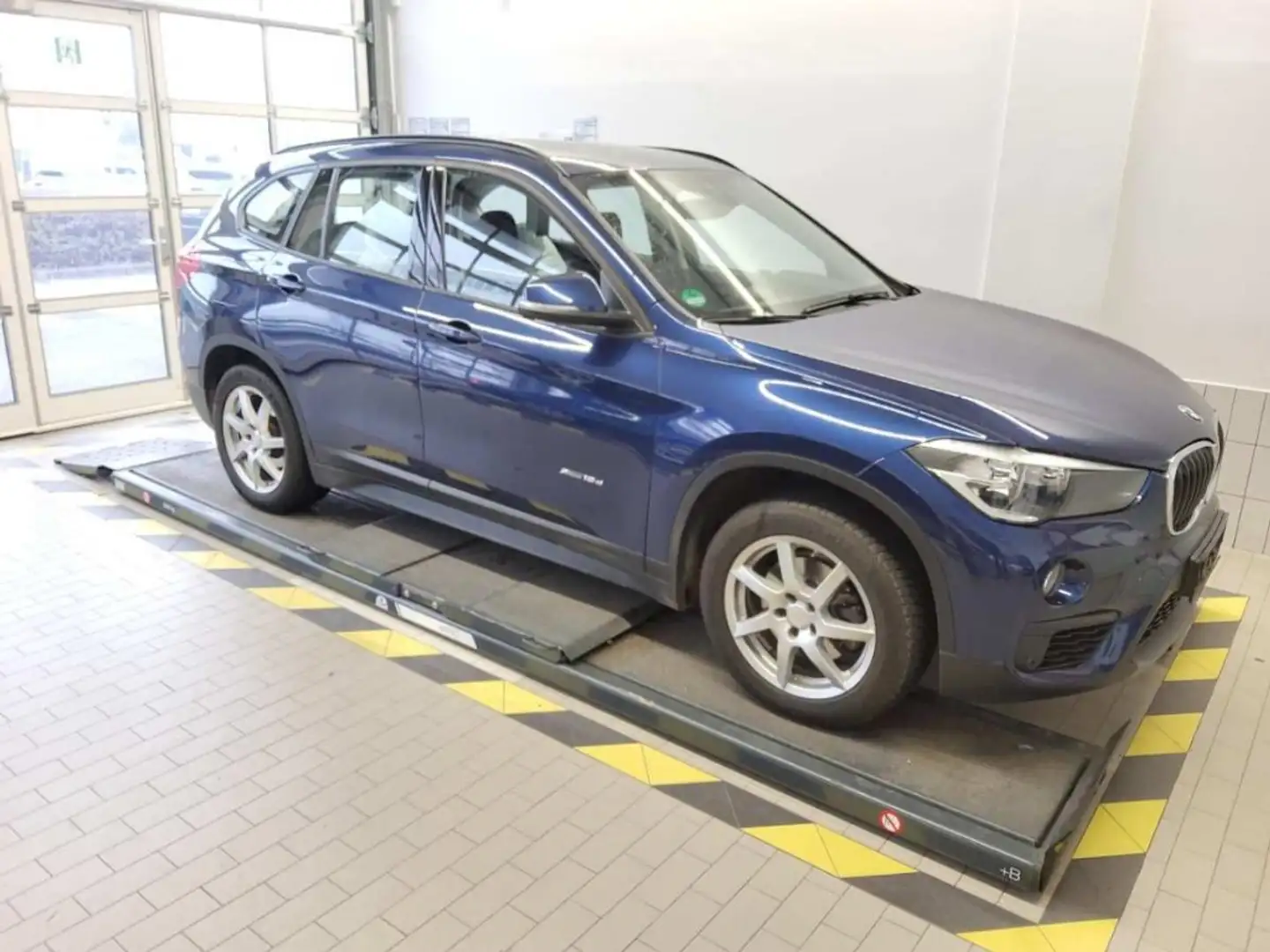 BMW X1 18d A xDr. +NAVI+SHZ+MFL+PDC+BT+ALU+HIFI-HK+ Blau - 1