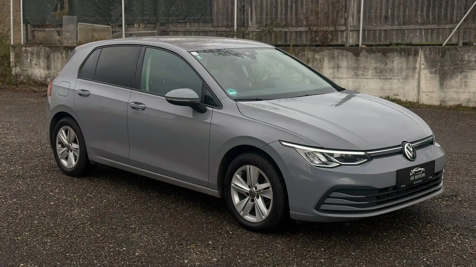 Volkswagen Golf VIII 1.0 eTSI Life OPF Grau - 1