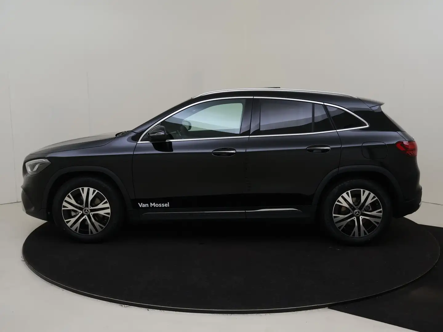 Mercedes-Benz GLA 180 Star Edition / Panoramadak/ El. Trekhaak/ Sfeerver Zwart - 2