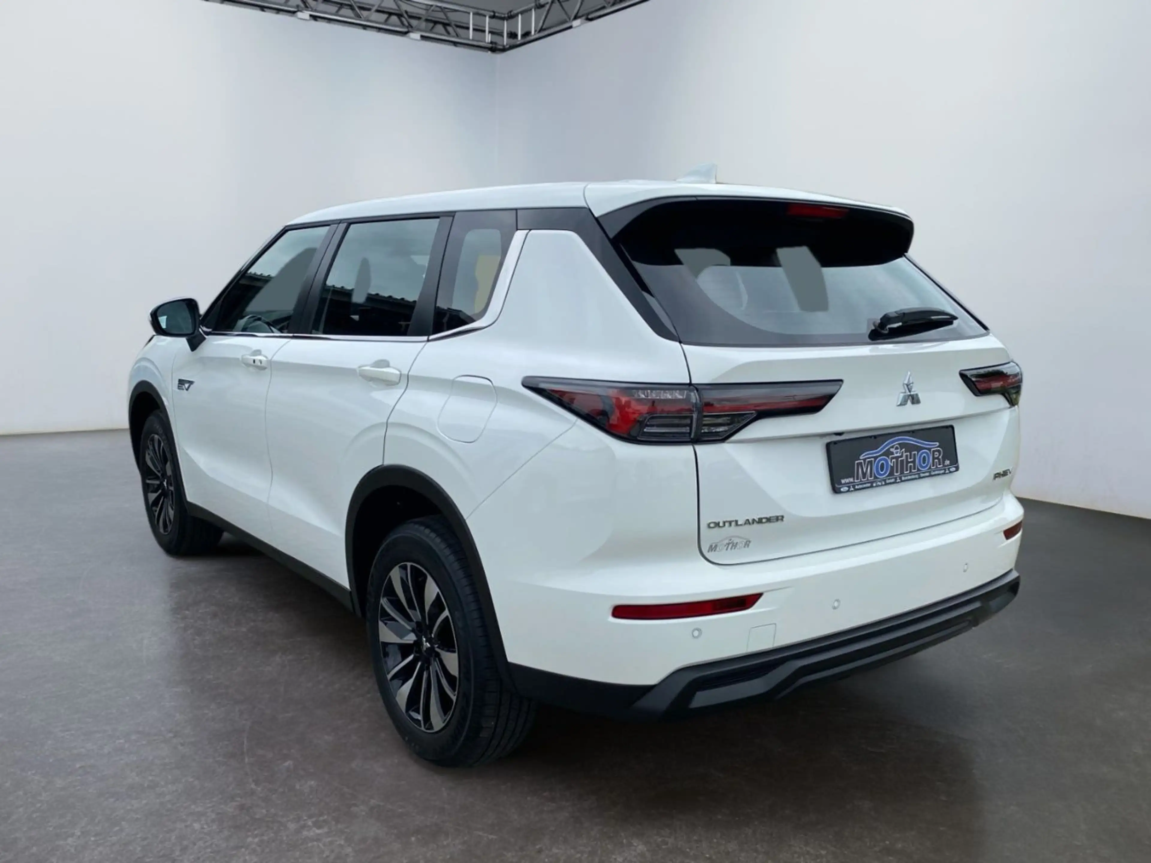 Mitsubishi Outlander Diamant 2.4 PHEV S-AWC ACC+KAM360+LED — photo 4