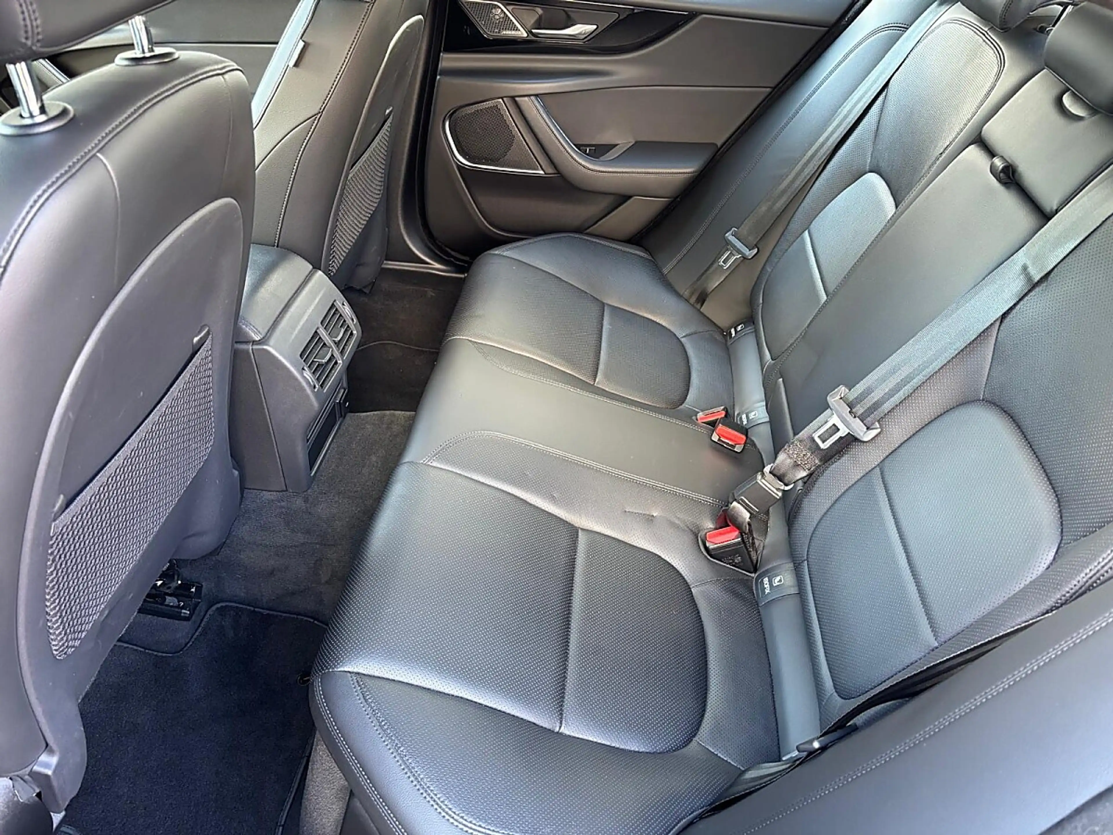 Jaguar XE D200 SE Aut. — photo 11