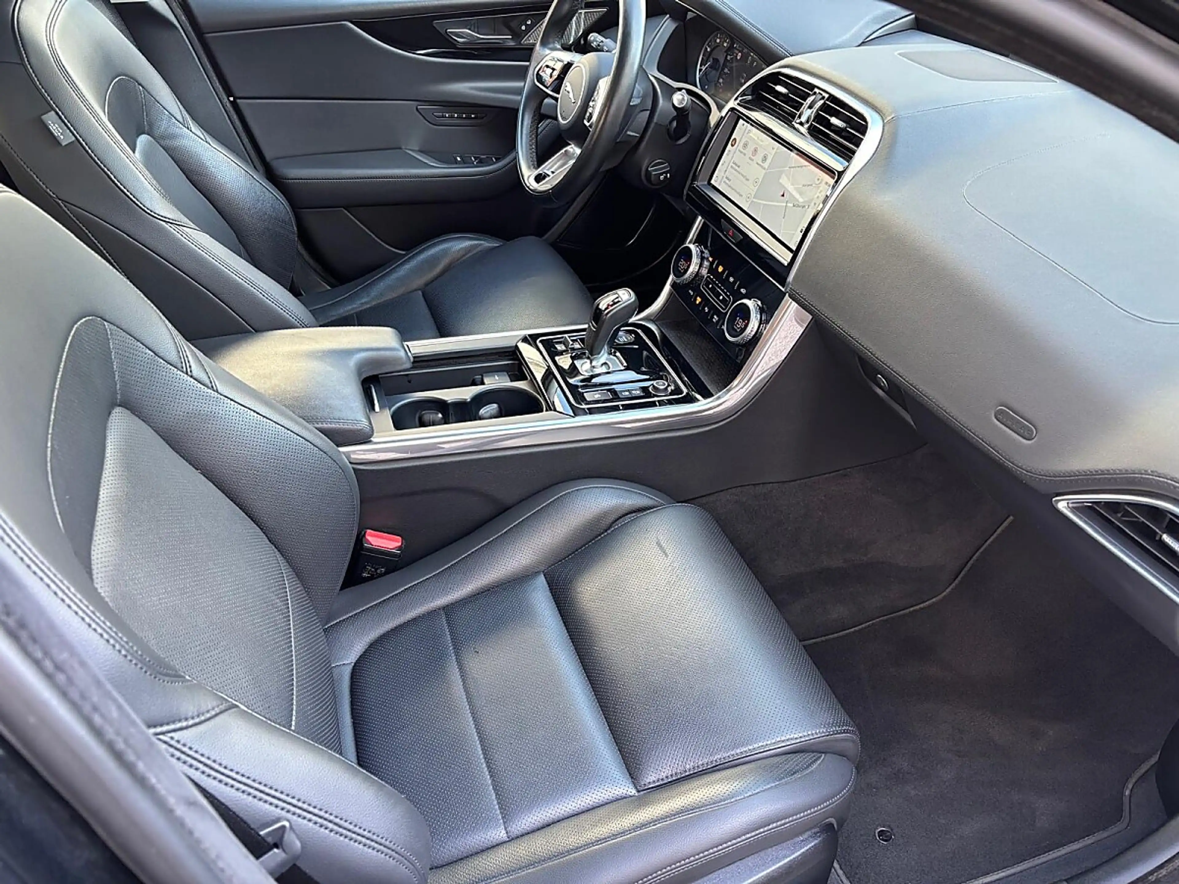 Jaguar XE D200 SE Aut. — photo 14