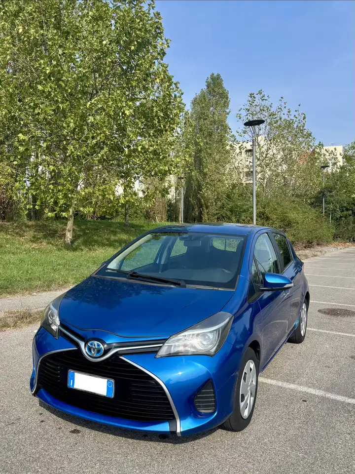 Toyota Yaris 5p 1.5h Cool my16 — photo 1 of 11