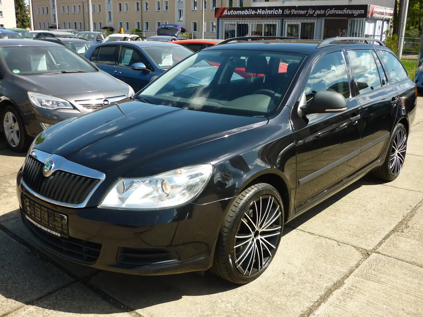 Skoda Octavia 1.6 TDi Combi Active Noir - 1