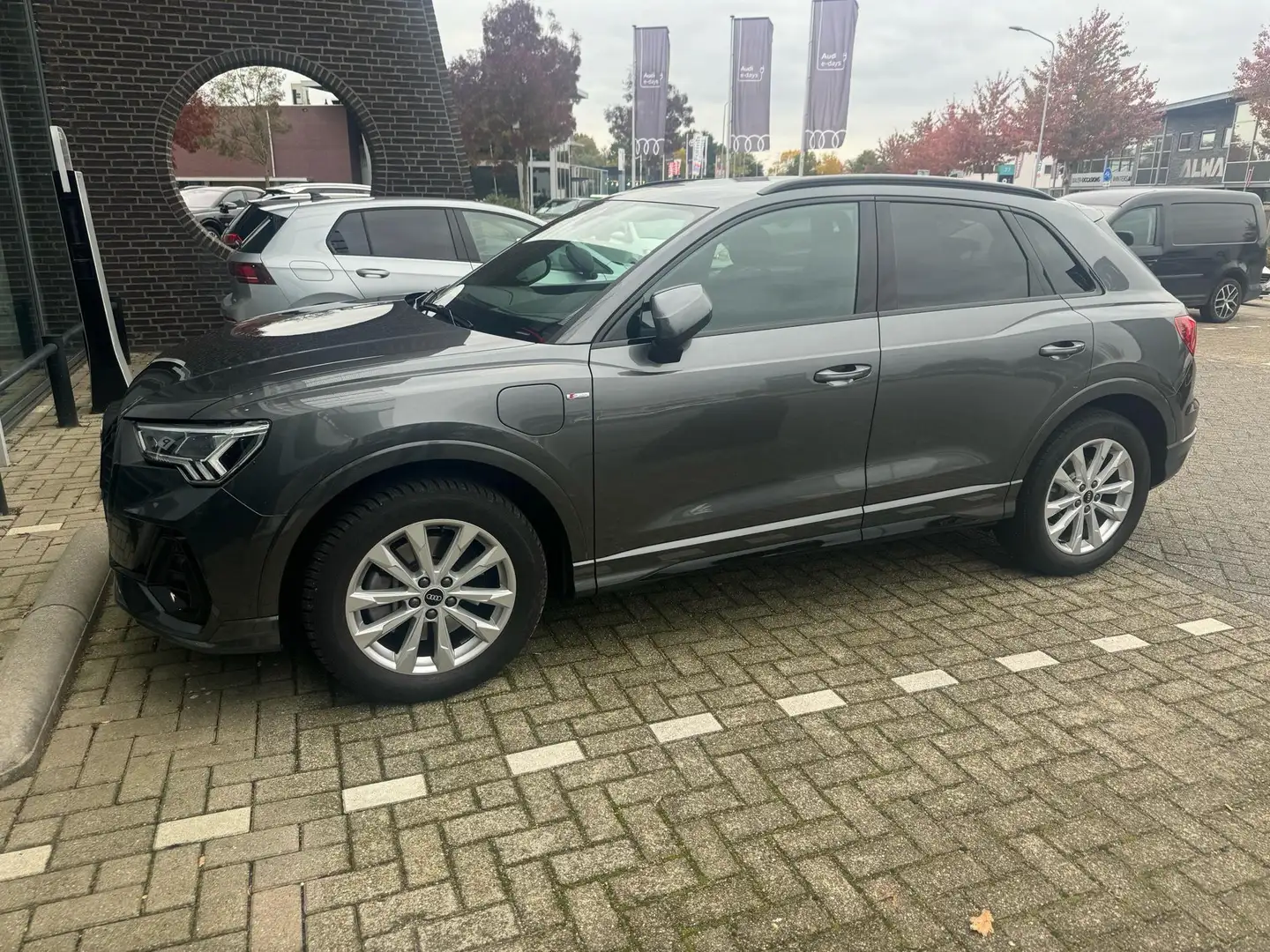 Audi Q3 45 TFSI e S edition 245 PK | S-Line | Automaat | T Gris - 2