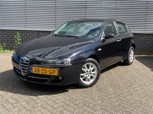Alfa Romeo 147 1.6TS 16v 120pk 5 drs. Distinctive