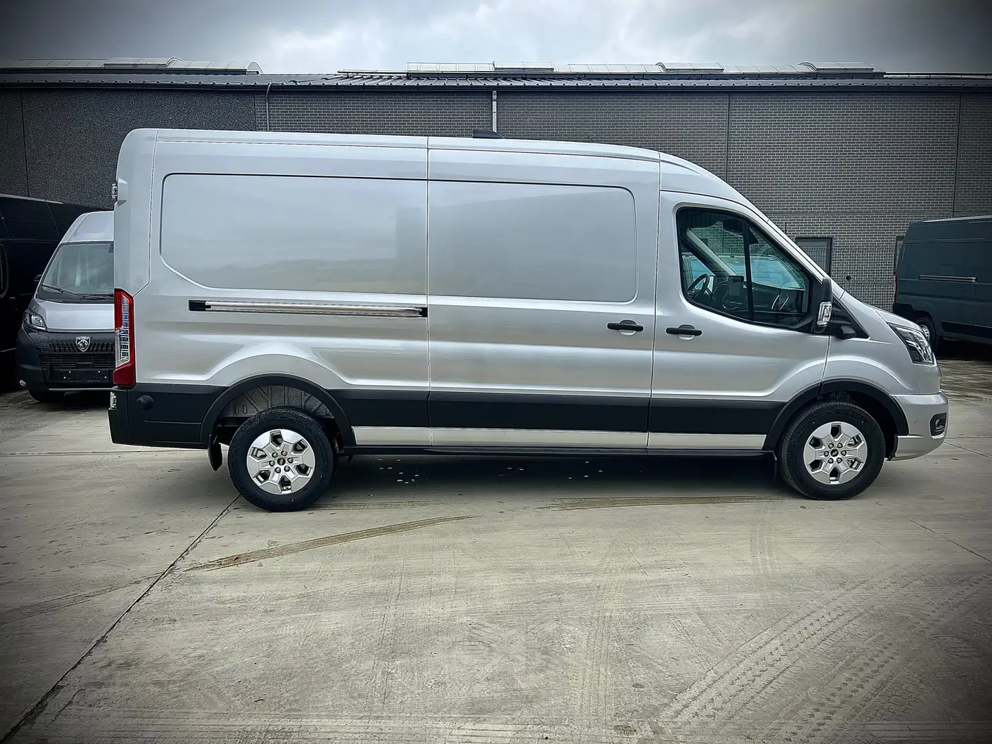 Ford Transit LIMITED AUTOMAAT / NAVI / XENON / 360° CAMERA Plateado - 2