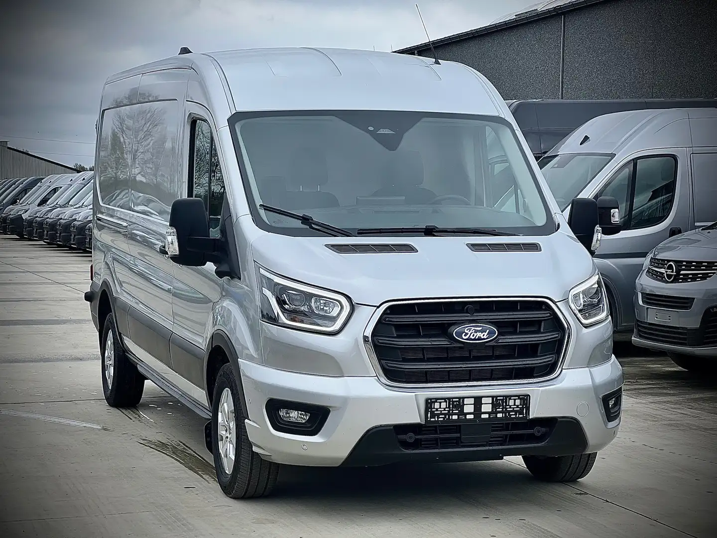 Ford Transit LIMITED AUTOMAAT / NAVI / XENON / 360° CAMERA Plateado - 1