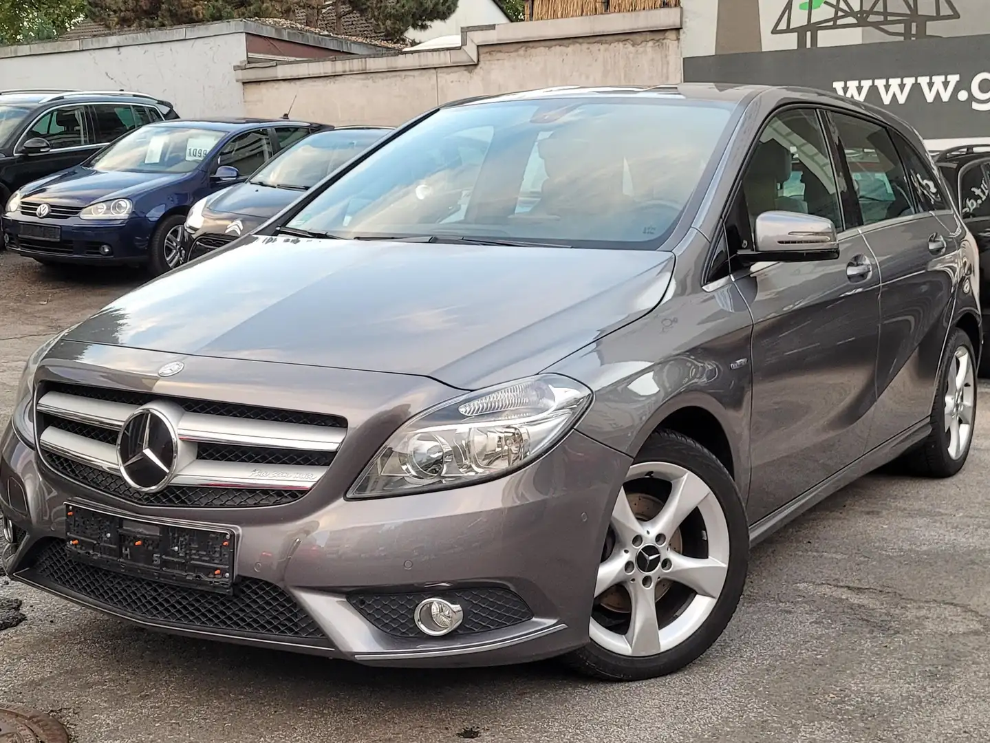 Mercedes-Benz B 180 7G AMG-Line*beiges Leder*Navi*17"*PDC*SH*S-Wippen Gris - 1