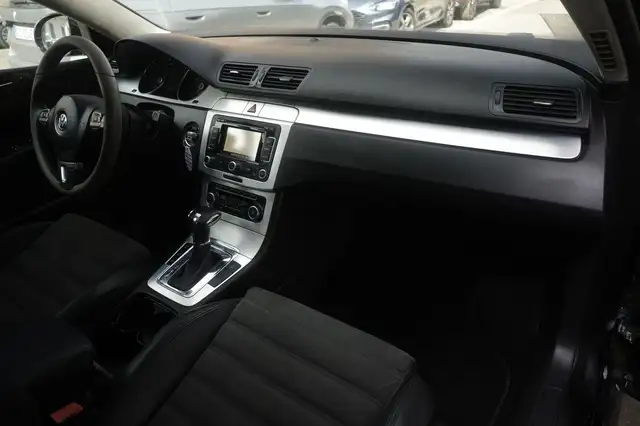 Volkswagen Passat view 9
