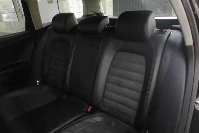 Volkswagen Passat view 3