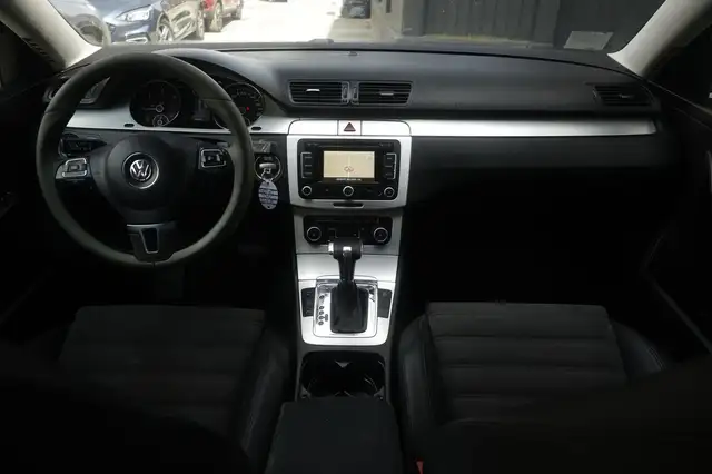 Volkswagen Passat view 2