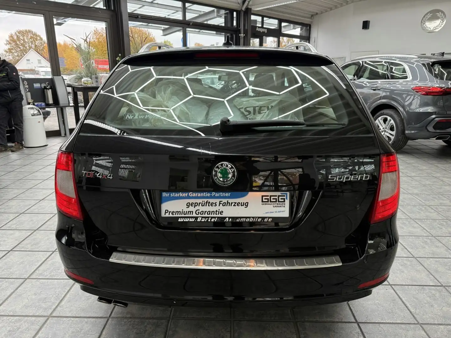 Skoda Superb Combi 2.0 TDI 4x4 Elegance, Leder, Navi Schwarz - 2